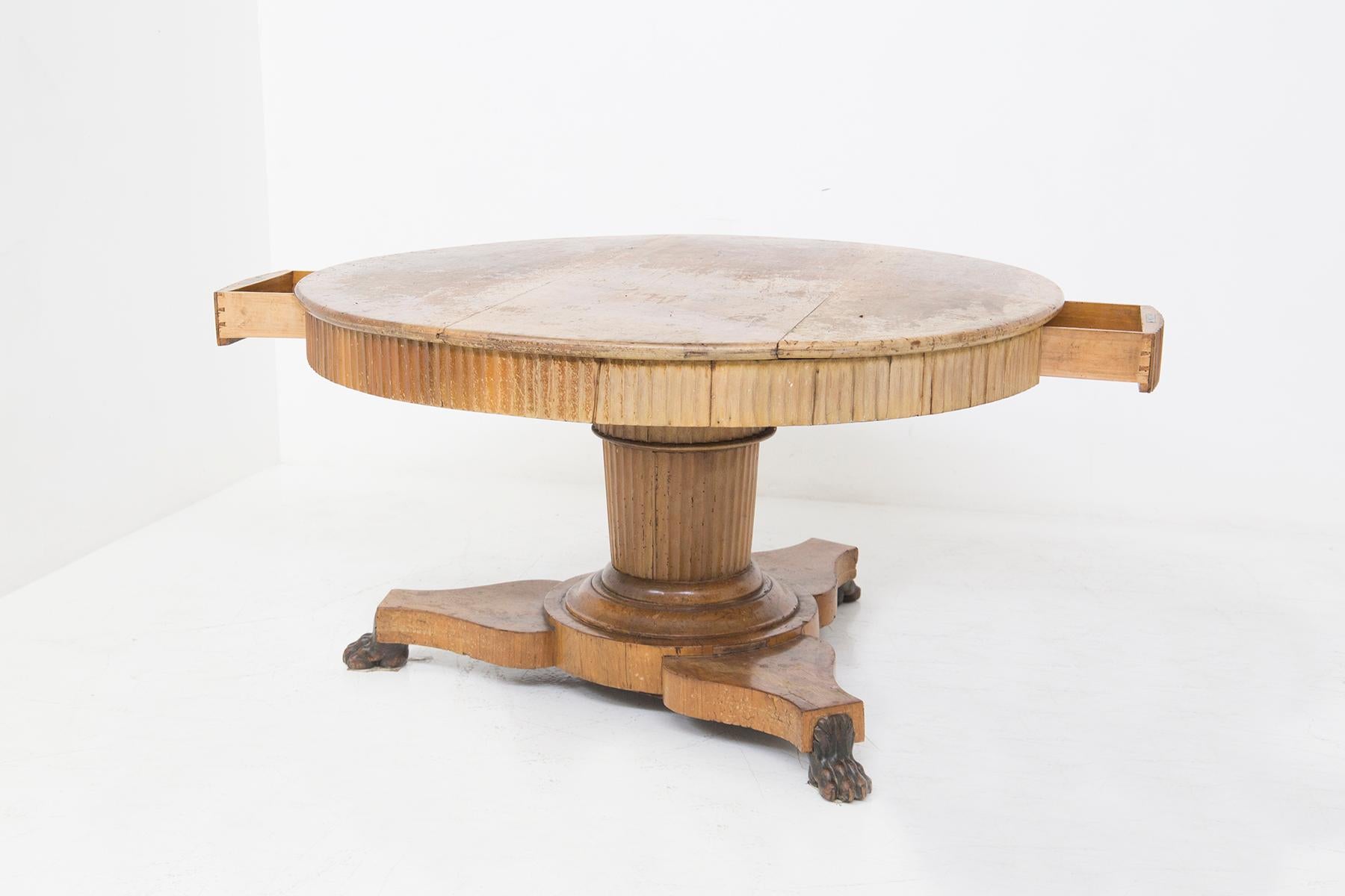 18th Century Lucchese Empire Walnut Round Table For Sale 5