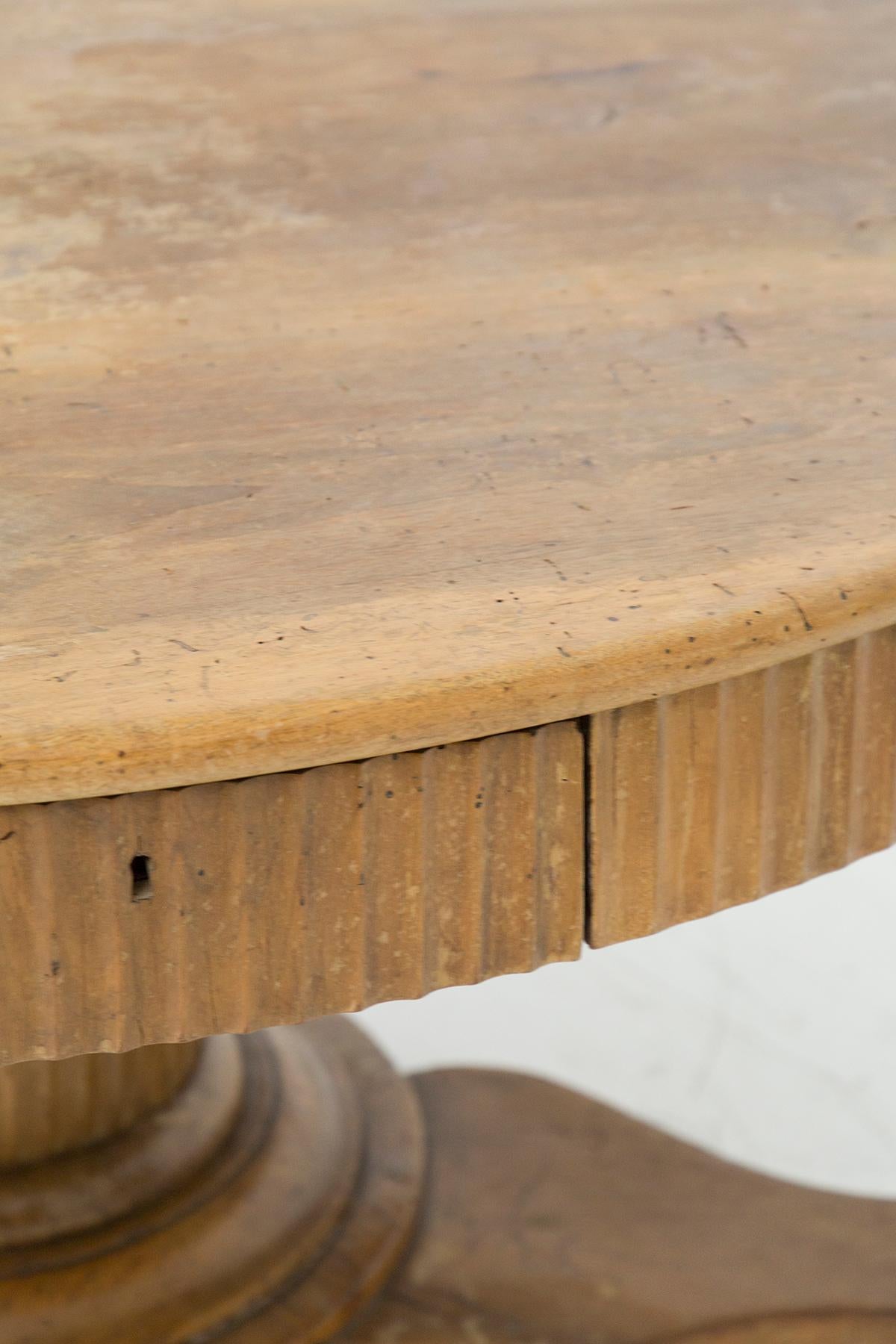 Schöner runder antiker Tisch aus Nussbaumholz, 18. Jahrhundert, italienische Herstellung.
Der Tisch hat ein sehr komplexes Untergestell, das aus drei großen Füßen besteht, die mit einem einzigen zentralen Stiel verbunden sind.
Die Füße sind drei