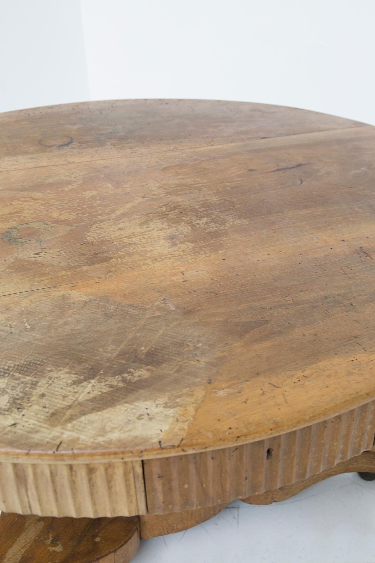 18th Century Lucchese Empire Walnut Round Table In Good Condition For Sale In Milano, IT