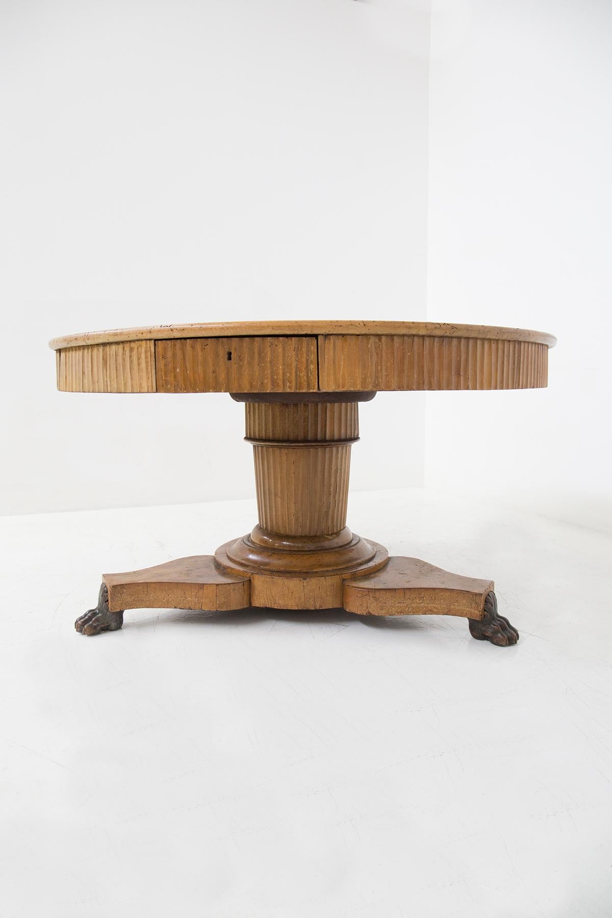italien Table ronde Lucchese Empire du XVIIIe siècle en noyer en vente
