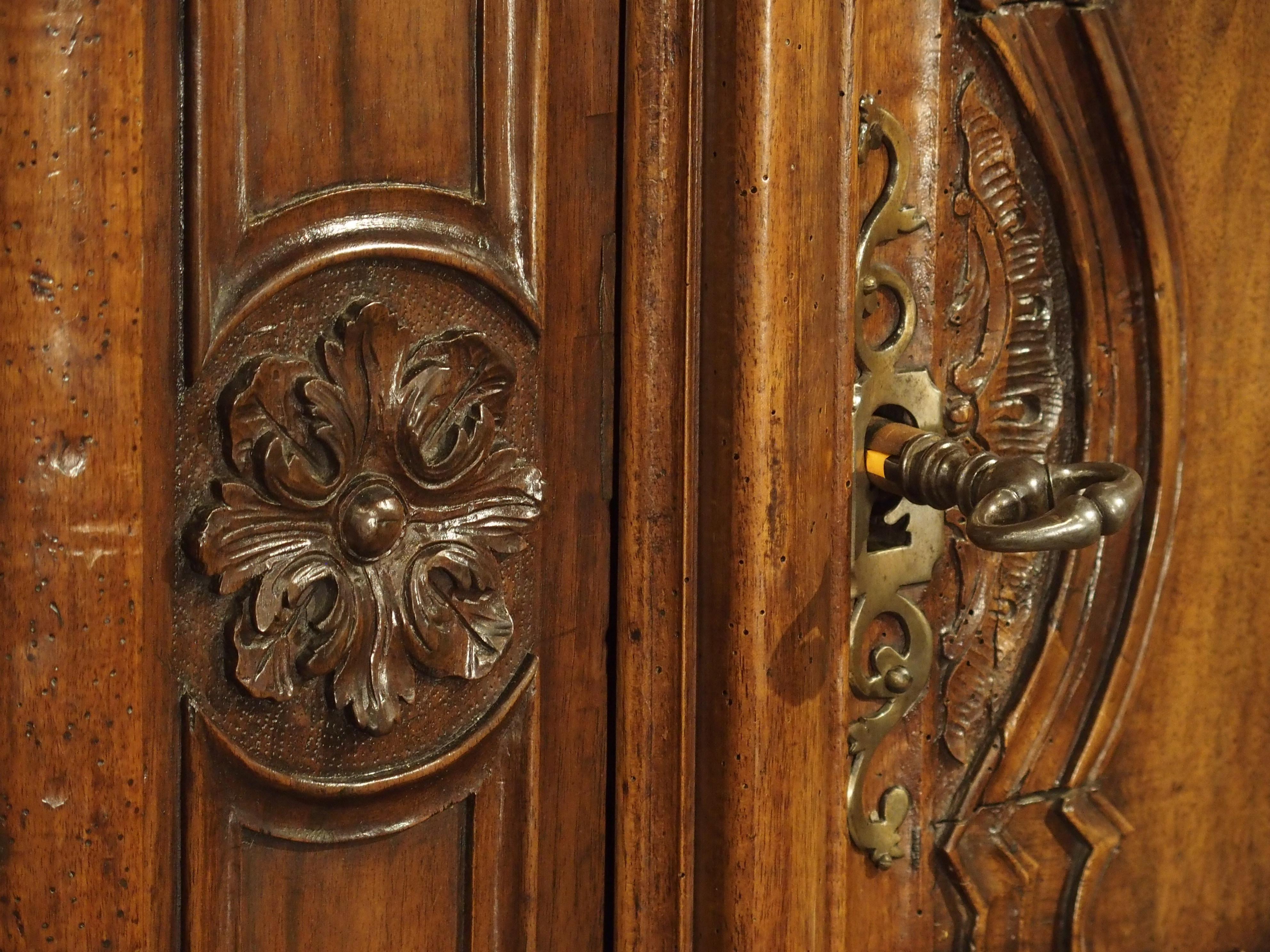 Fer Armoire Lyonnaise du 18ème siècle en bois de noyer sculpté