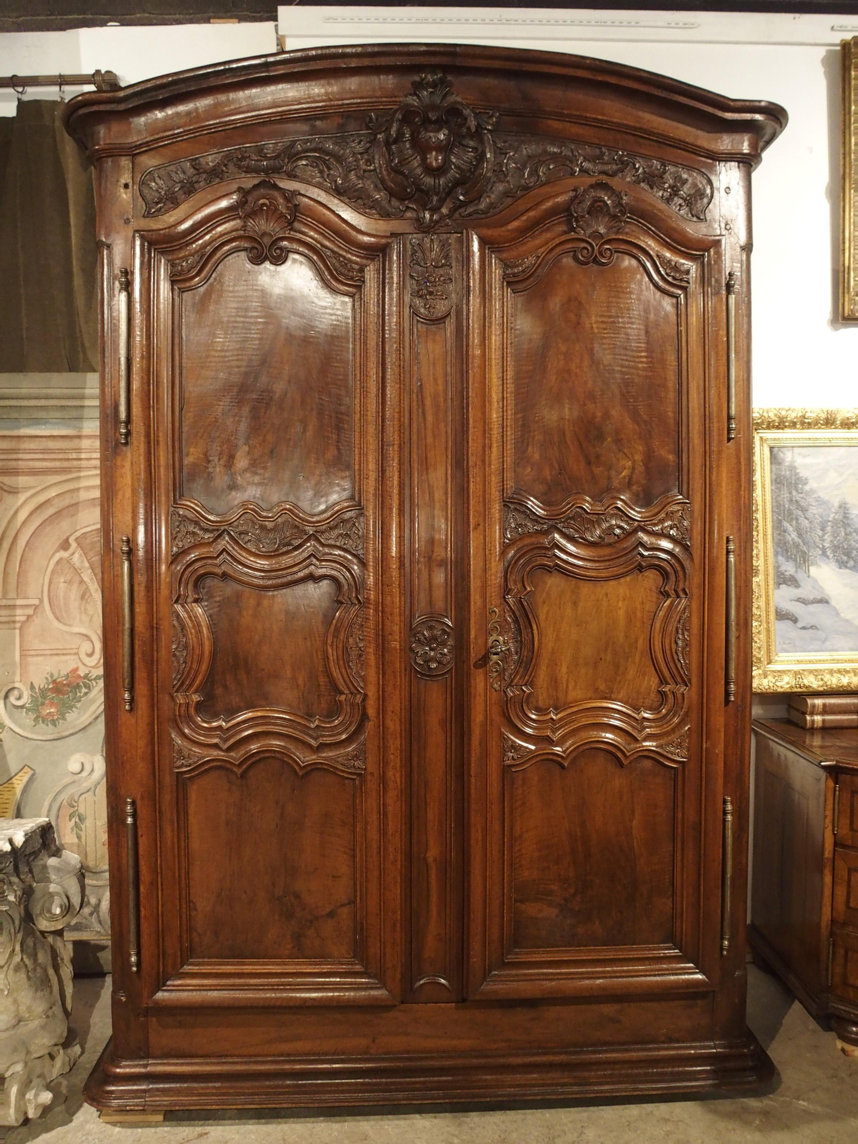 18th Century Lyonnaise Armoire in Carved Walnut Wood 7