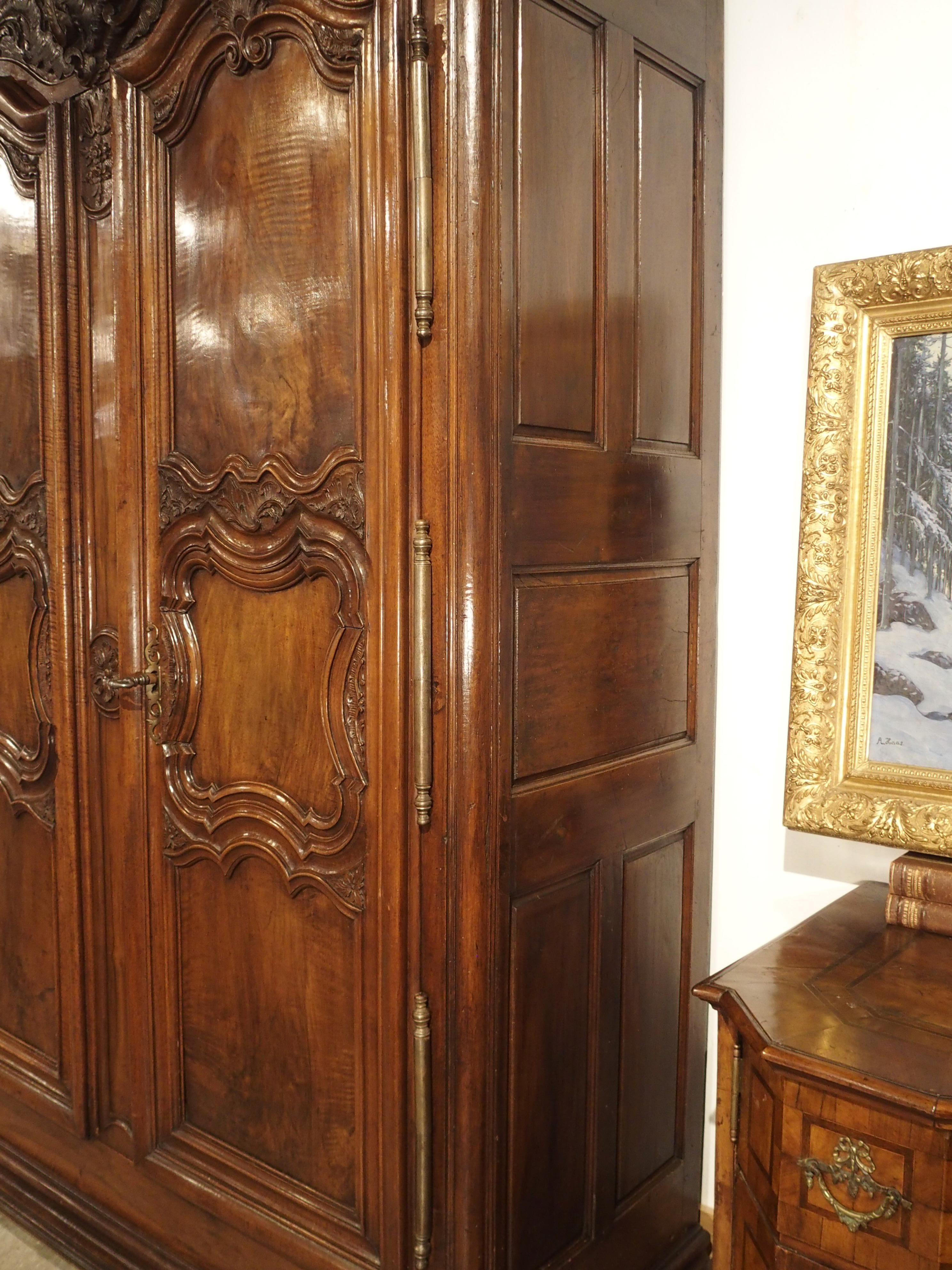 Armoire Lyonnaise du 18ème siècle en bois de noyer sculpté 10