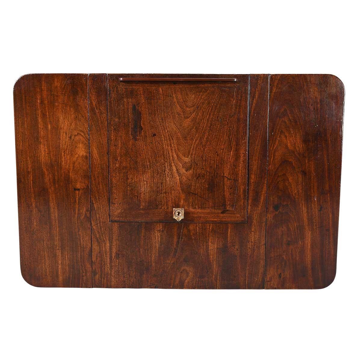 Ein Mahagoni-Architektentisch/Pembroke-Tisch mit ausklappbaren Blättern, einer verstellbaren Lese-/Schreibneigung und einer ausziehbaren, mit Baize ausgekleideten Schreibfläche, die ebenfalls eine verstellbare Lese-/Schreibneigung aufweist.