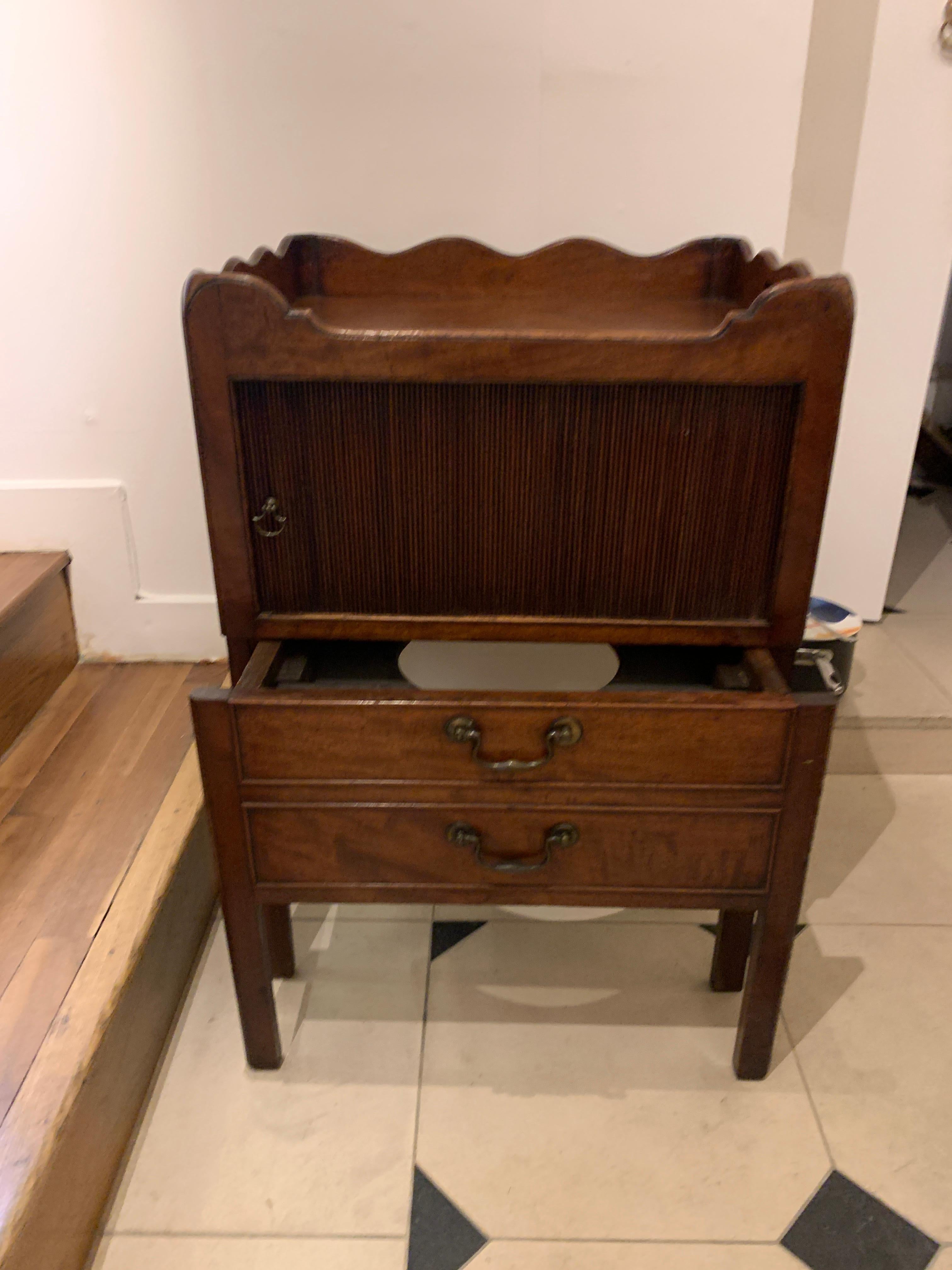 English 18th Century Mahogany Bedside Cabinet/Commode