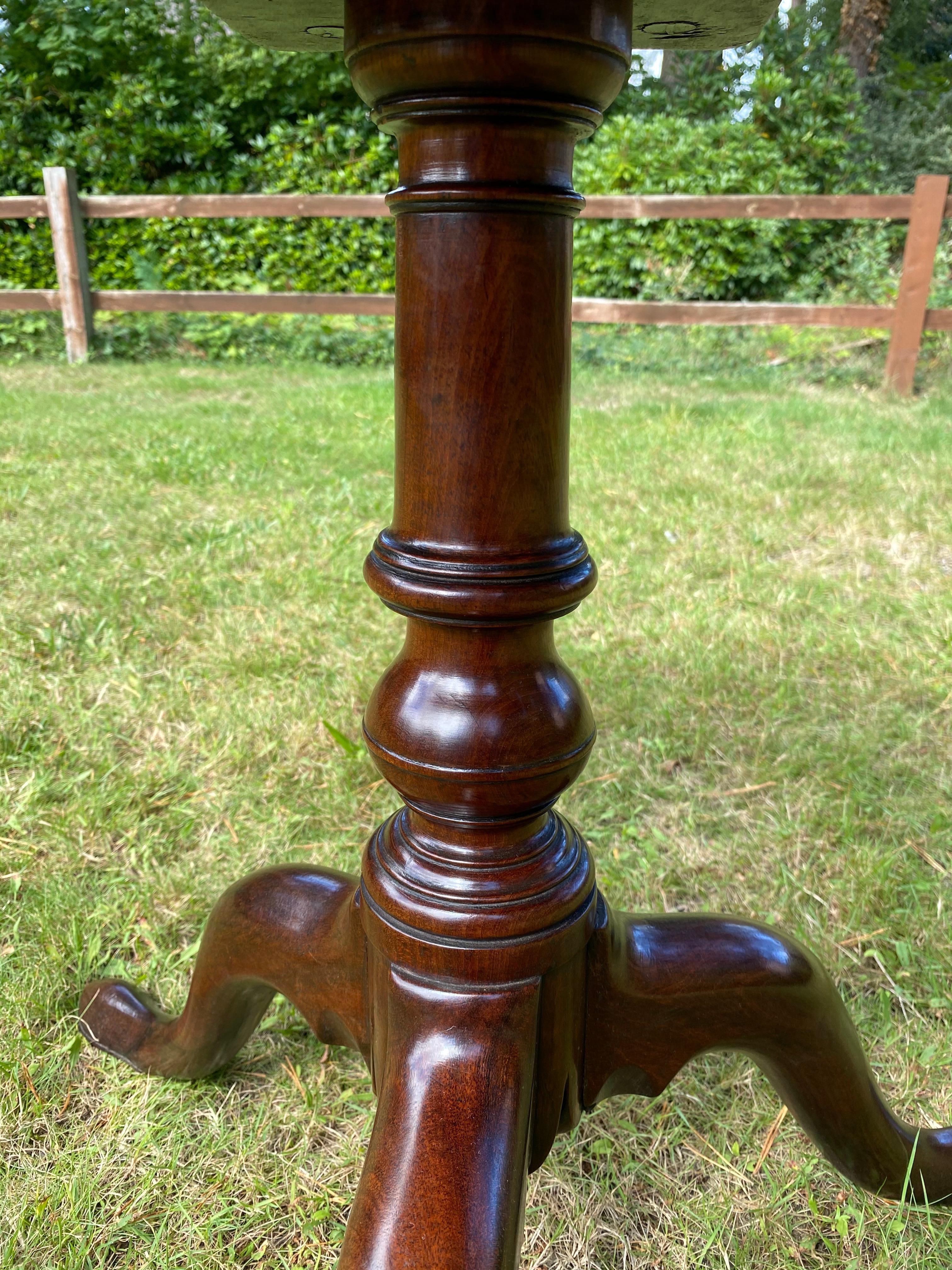 English 18th Century Mahogany Birdcage Tripod Table For Sale