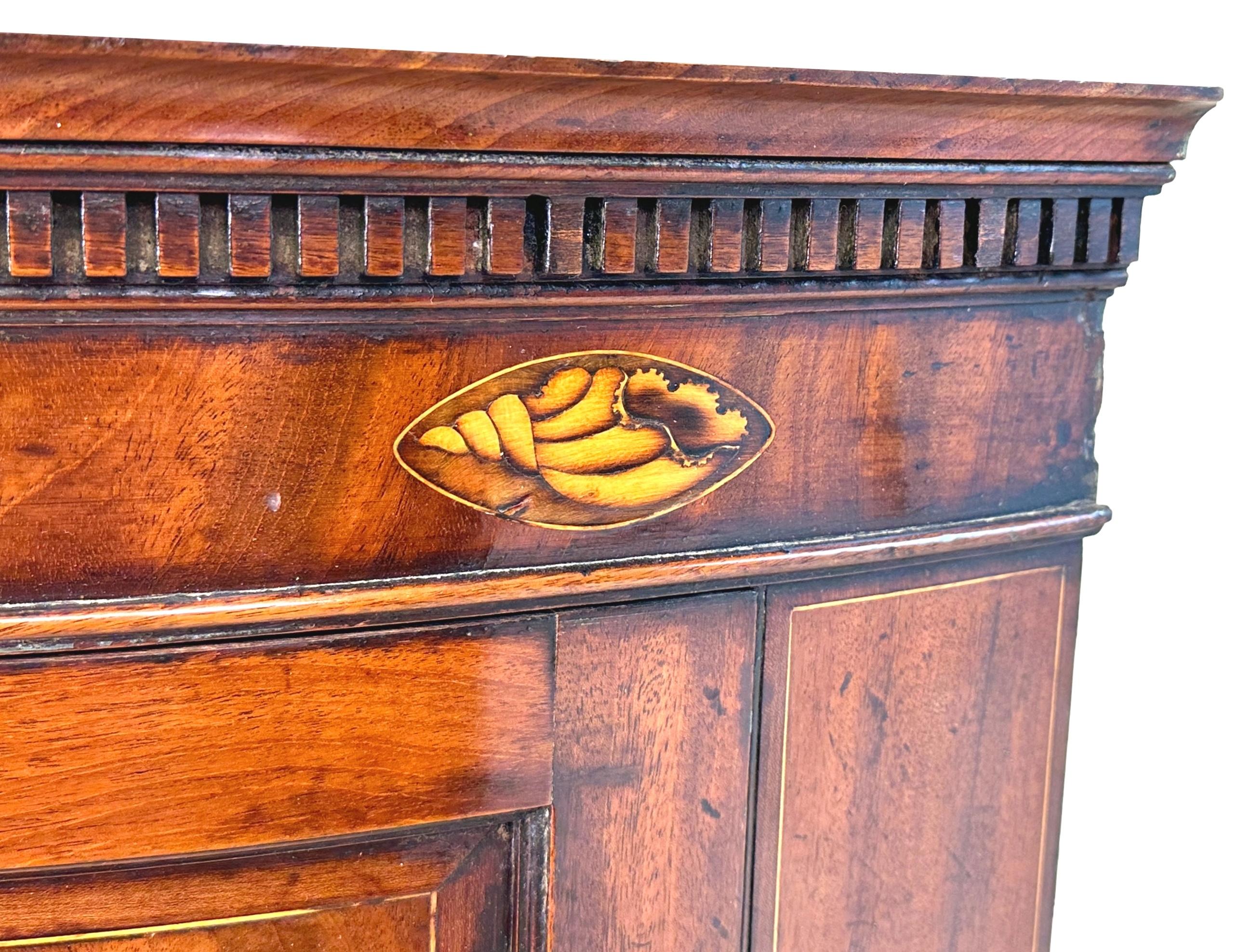 Credenza ad angolo ad arco in mogano del XVIII secolo in vendita 3