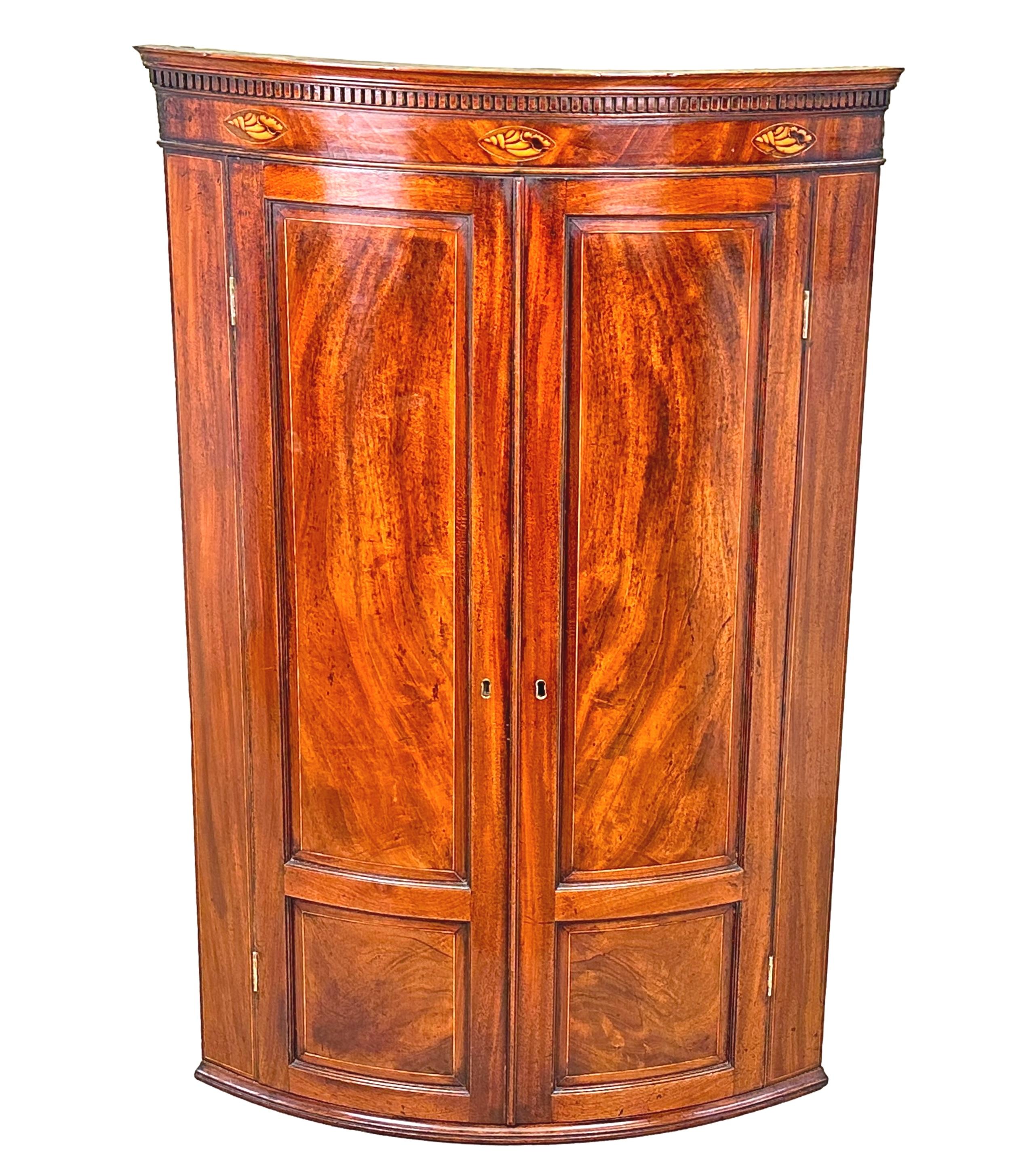 Credenza ad angolo ad arco in mogano del XVIII secolo in vendita 4