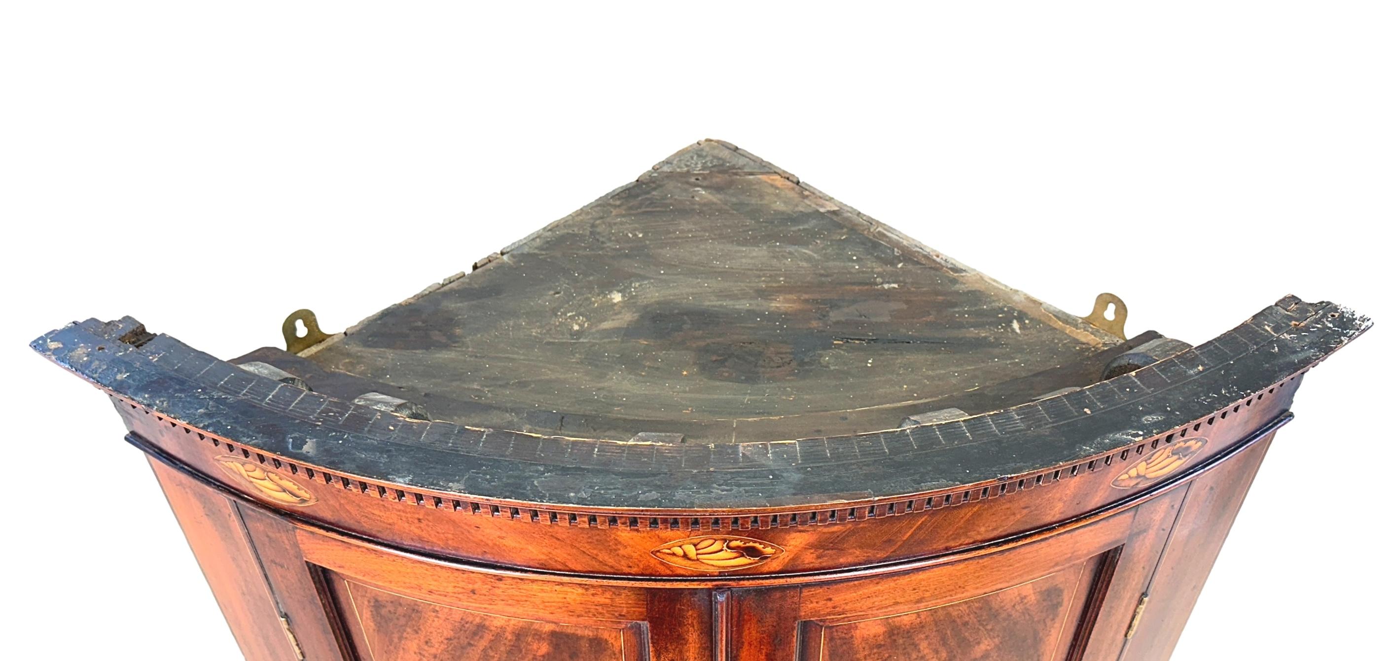 Inglese Credenza ad angolo ad arco in mogano del XVIII secolo in vendita