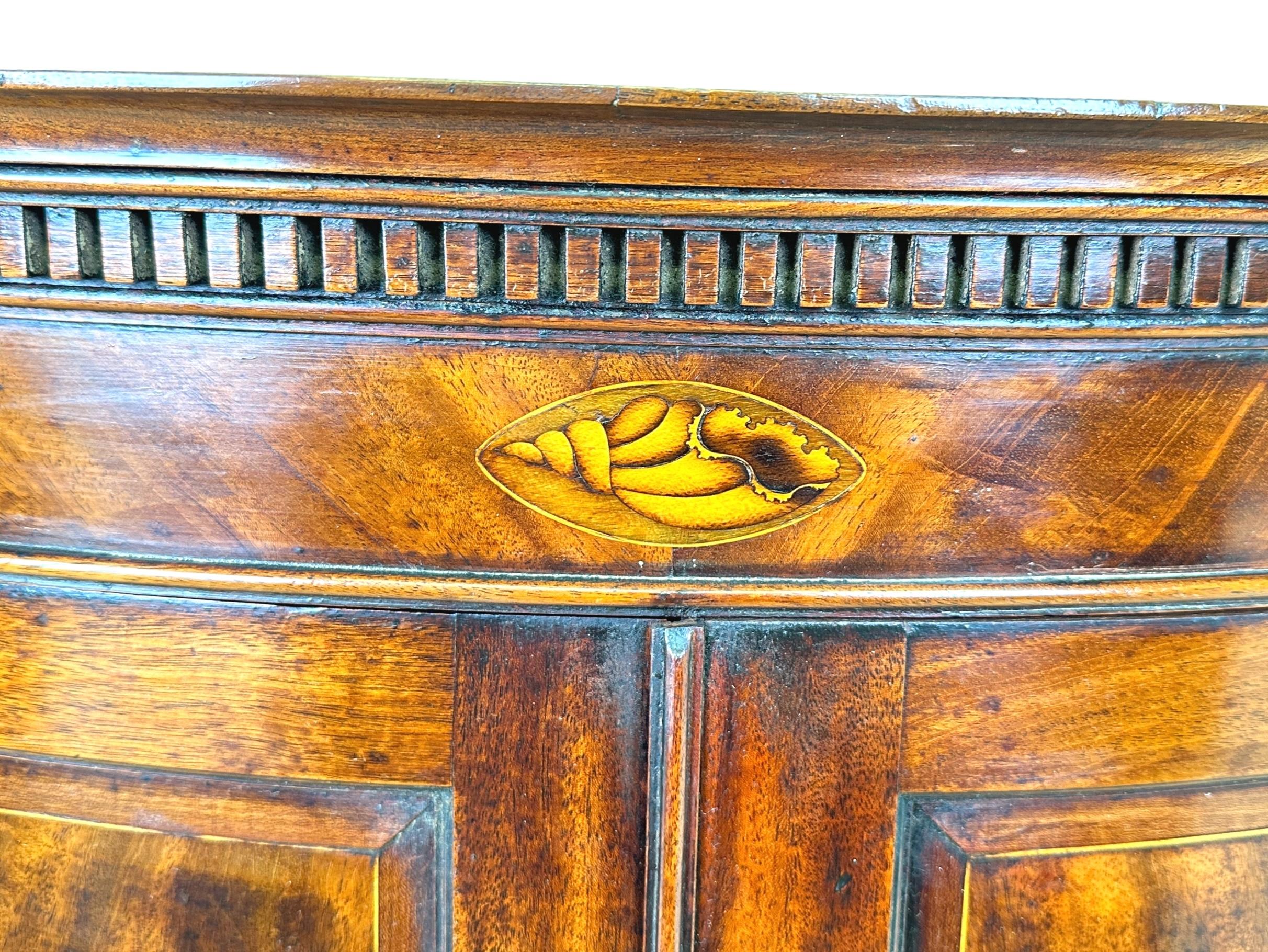 Credenza ad angolo ad arco in mogano del XVIII secolo In condizioni buone in vendita a Bedfordshire, GB