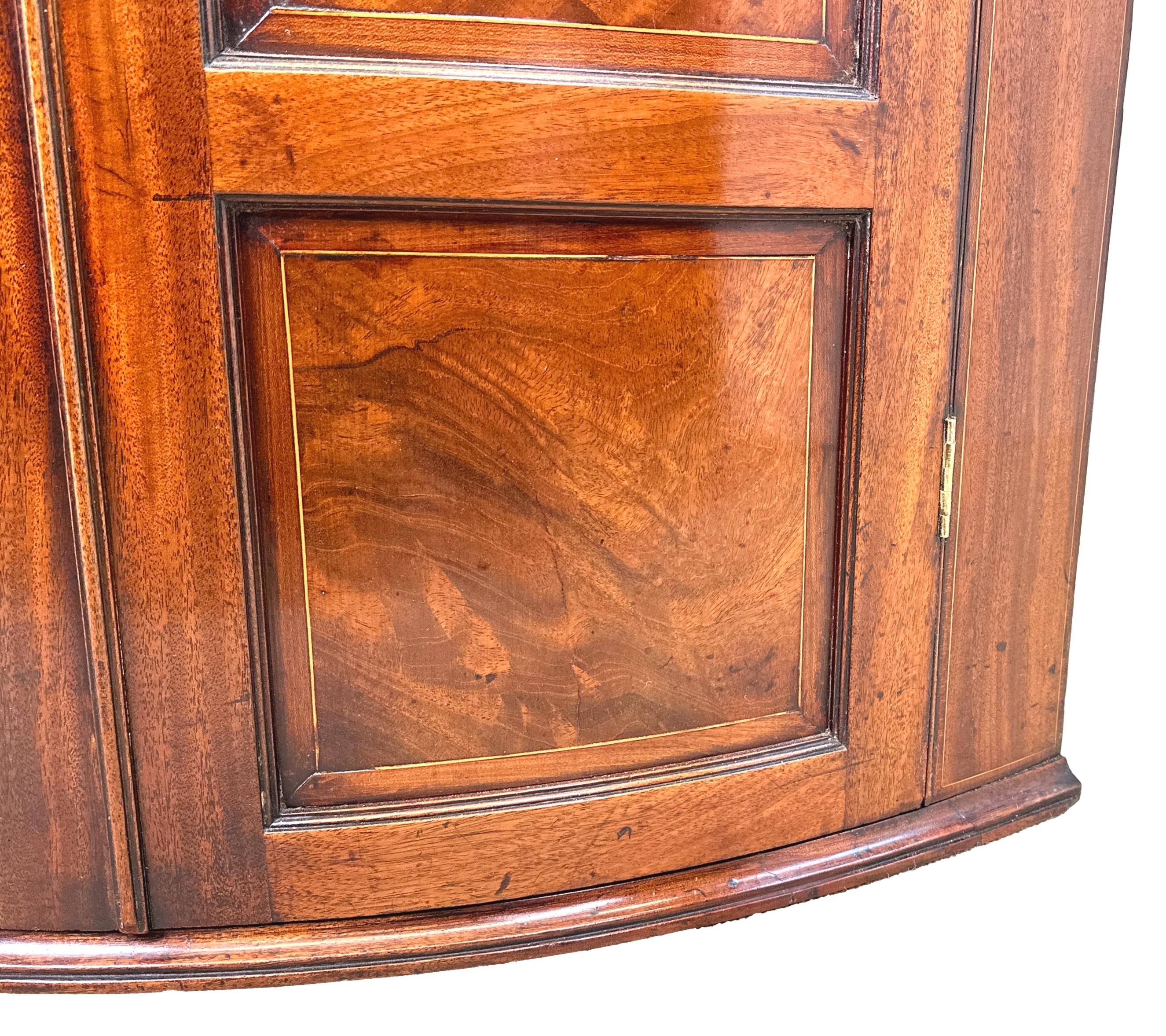 Credenza ad angolo ad arco in mogano del XVIII secolo in vendita 1