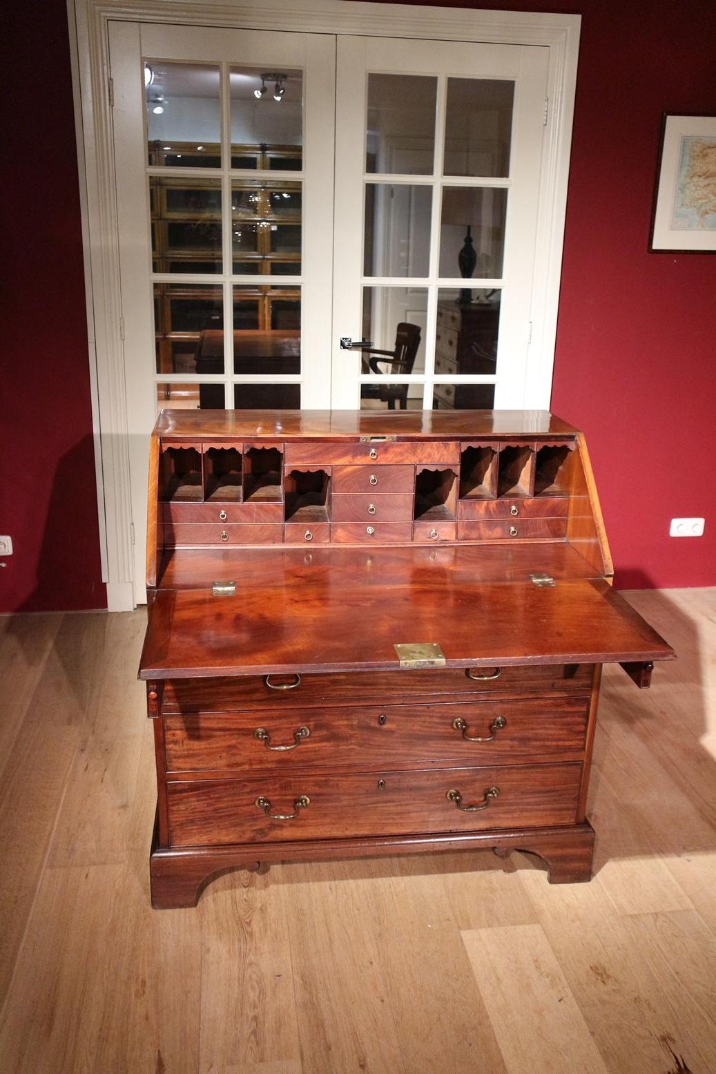 18th century mahogany desk in beautiful original condition. Impressive interior, warm colour. Super quality and beautiful mahogany.

Origin: England
Period: ca. 1780 (Georgian, George III)
Size: 100cm x h. 104cm x d. 55cm ( 92cm).