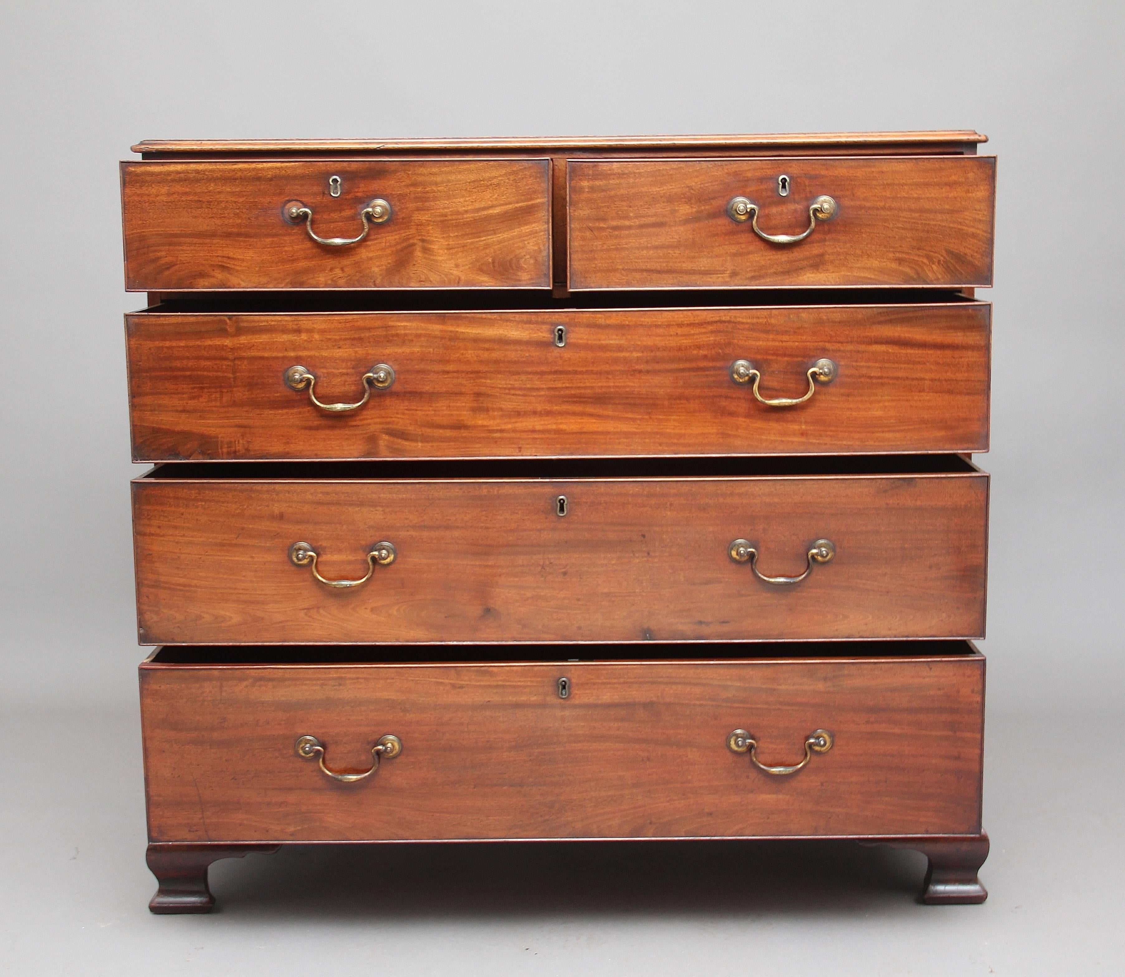 A lovely quality Georgian 18th century mahogany chest of drawers, the thumb moulded edge top above an arrangement of two short over three long graduated oak lined drawers with original brass swan neck handles, standing on ogee bracket feet.