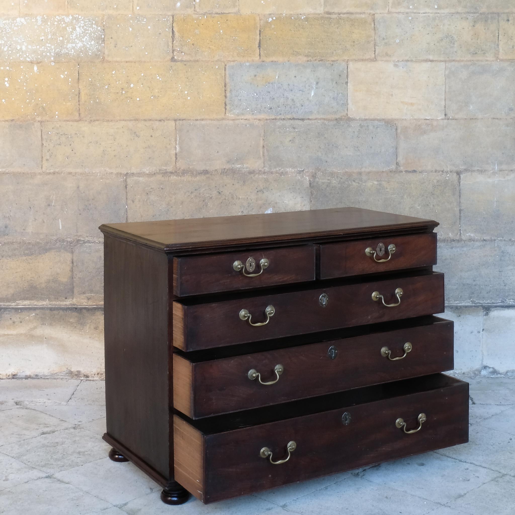 18th Century Mahogany Chest Of Drawers In Good Condition For Sale In Kettering, GB