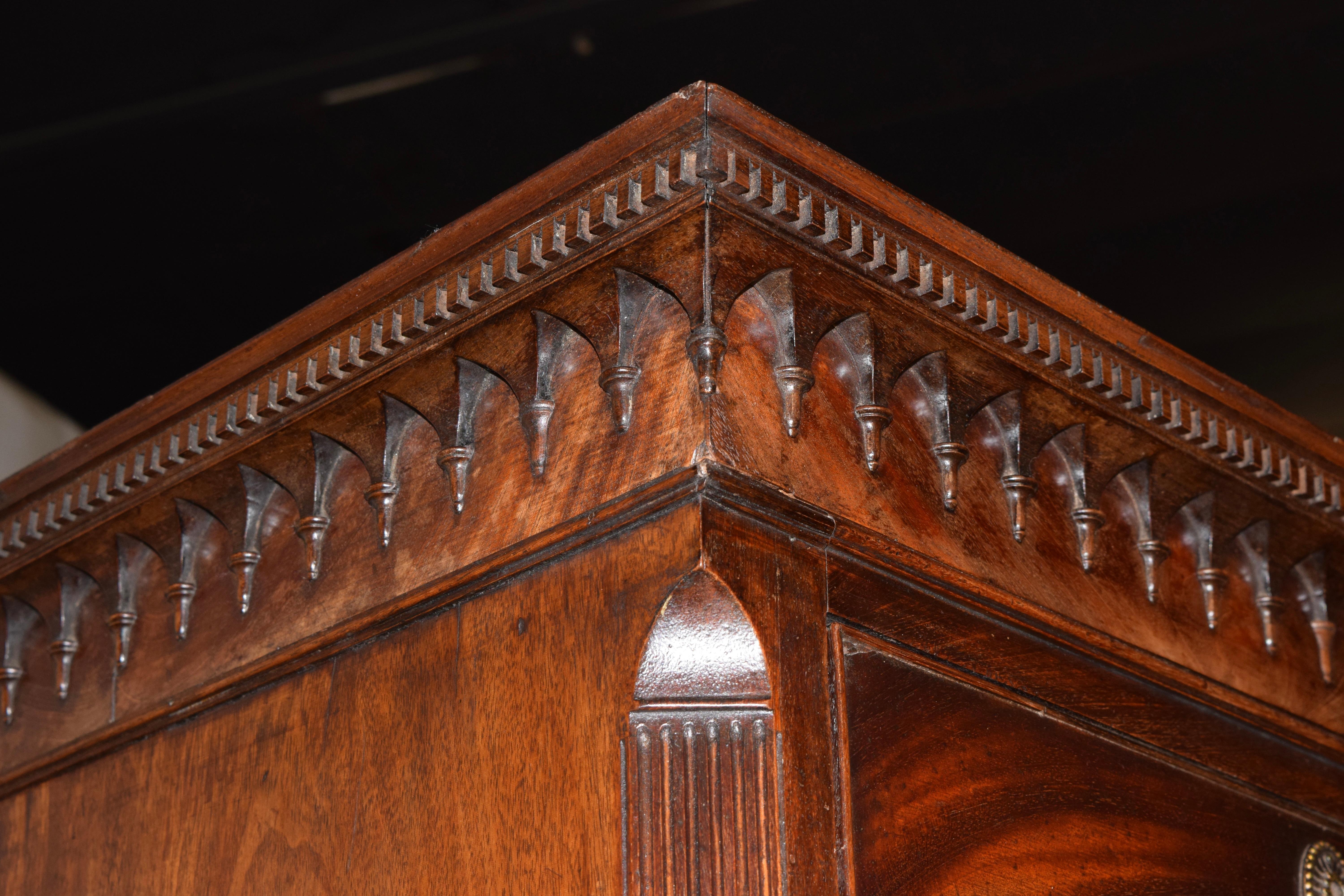 18th Century Mahogany Chest on Chest For Sale 6