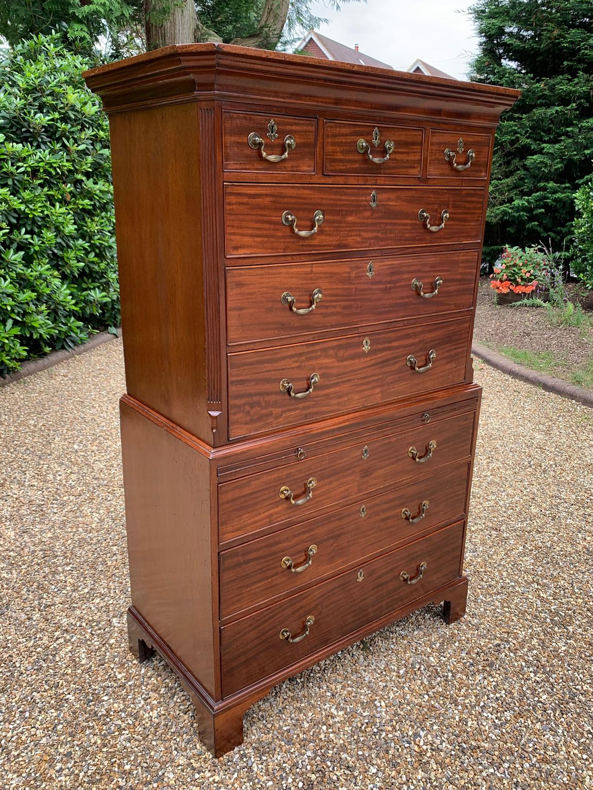 A very high quality 18th century George III Mahogany chest on chest (Tallboy) Three short drawers at the top and six long solid oak lined drawers. With original brass swan neck handles and a pull out brushing slide. Frieze to cornice. Comes apart in