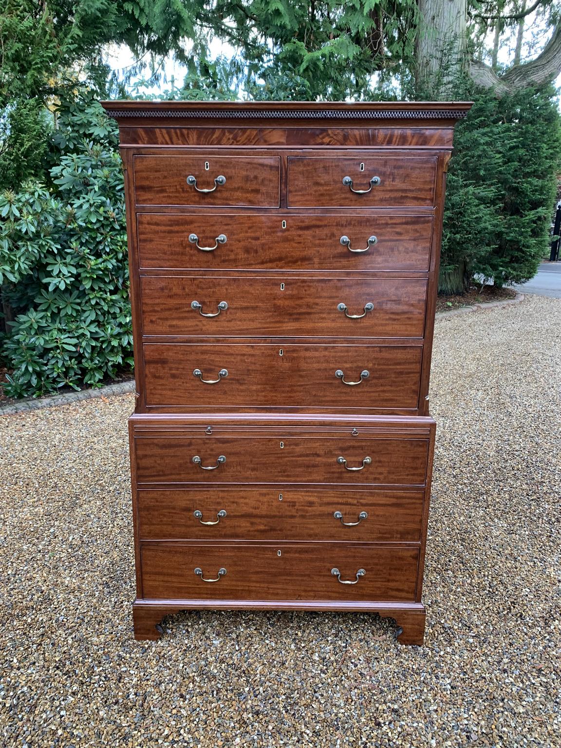 A very high quality 18th century (George III) Mahogany chest on chest (tallboy) with a brushing slide. Two short drawers at the top and six long drawers. Original brass swan neck handles and oak lined drawers. Comes apart in three separate sections
