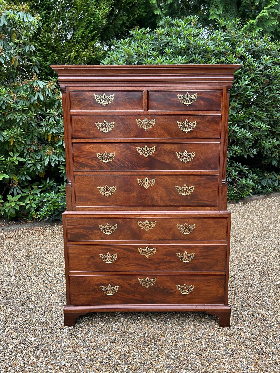 Una cassapanca in mogano del XVIII secolo (Giorgio III) di altissima qualità. Due cassetti corti nella parte superiore e sei cassetti lunghi con maniglie in ottone e cassetti rivestiti in Oak. Con fregio al cornicione e lati a reticolo. Viene