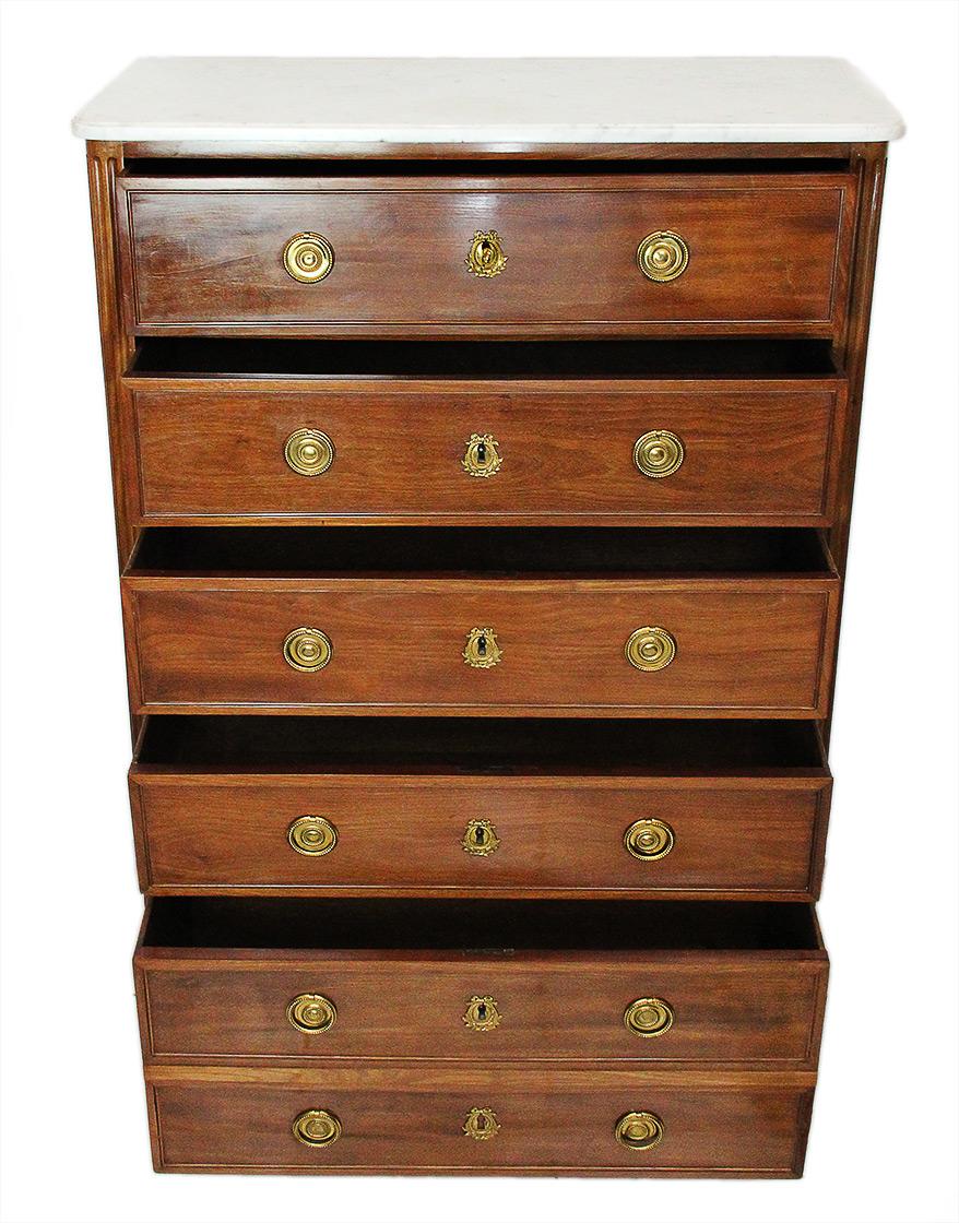 18th century mahogany chest stamped Conrad MAUTER in mahogany and white marble
Elegant chest on chest or chest of drawers in mahogany, opening by 5 drawers, with white marble top of Carrara. 
Stamped by the master cabinetmaker Conrad MAUTER