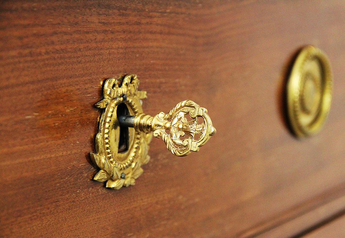 Veneer 18th Century Mahogany Chest Stamped Conrad Mauter in Mahogany and White Marble For Sale