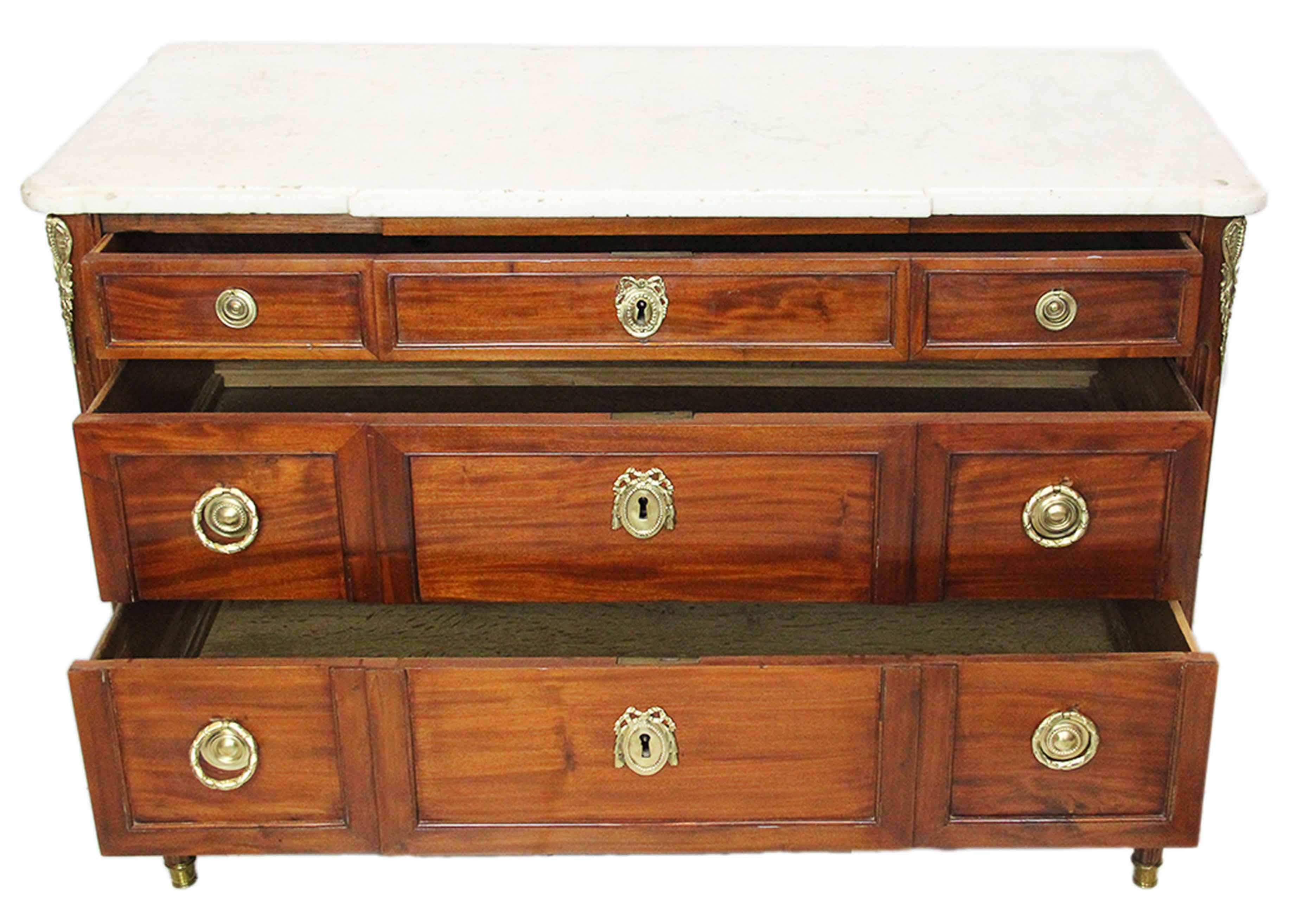 Mahogany chest of drawers Stamped Conrad MAUTER
Mahogany and tiger mahogany veneer chest of drawers, white veined marble top, opening with 5 drawers on three rows, rounded uprights, tapered and fluted legs.
Stamp of the master cabinetmaker Conrad