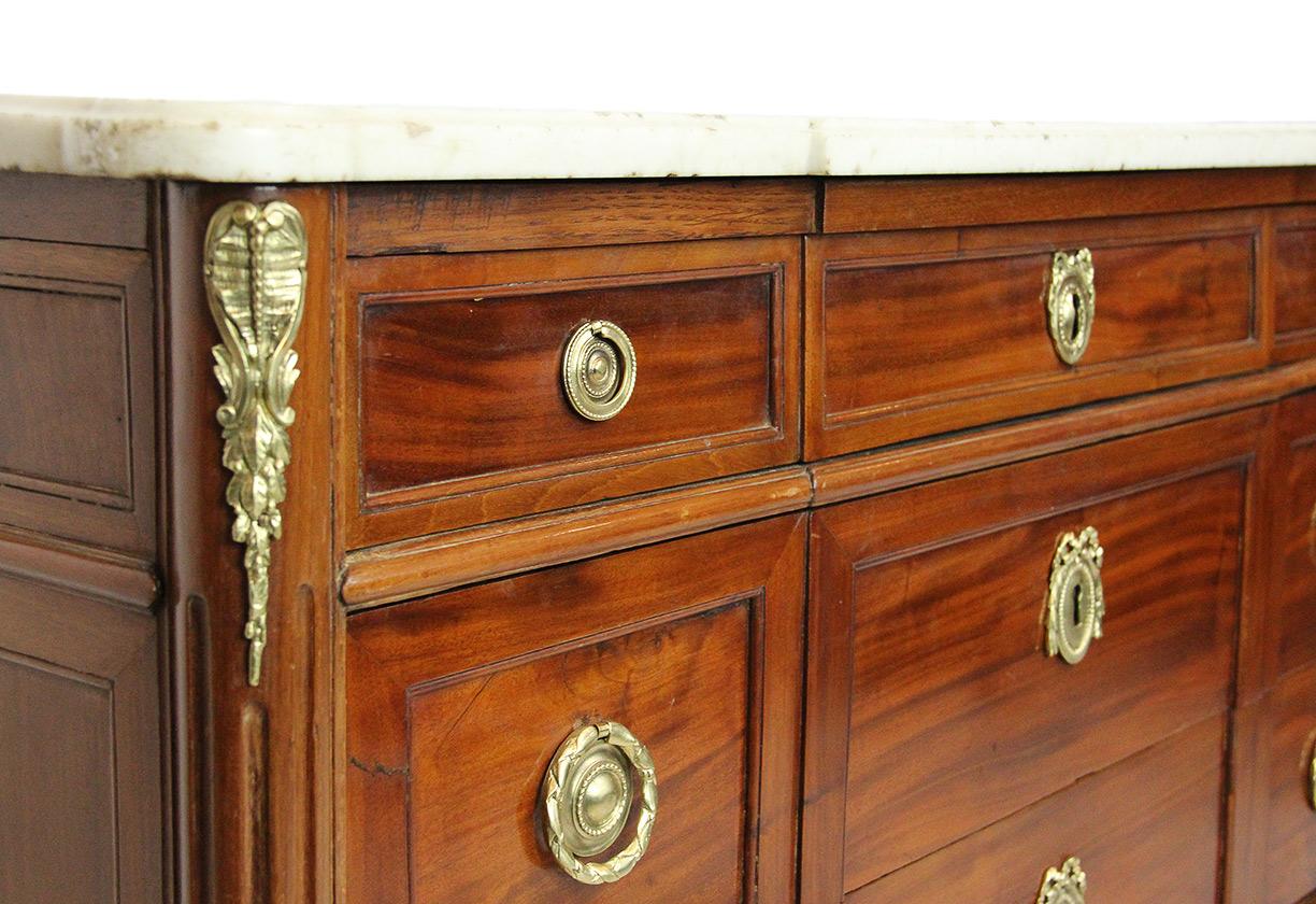 18th Century Mahogany Chest Stamped Conrad Mauter with White Veined Marble Top In Good Condition For Sale In EVREUX, FR