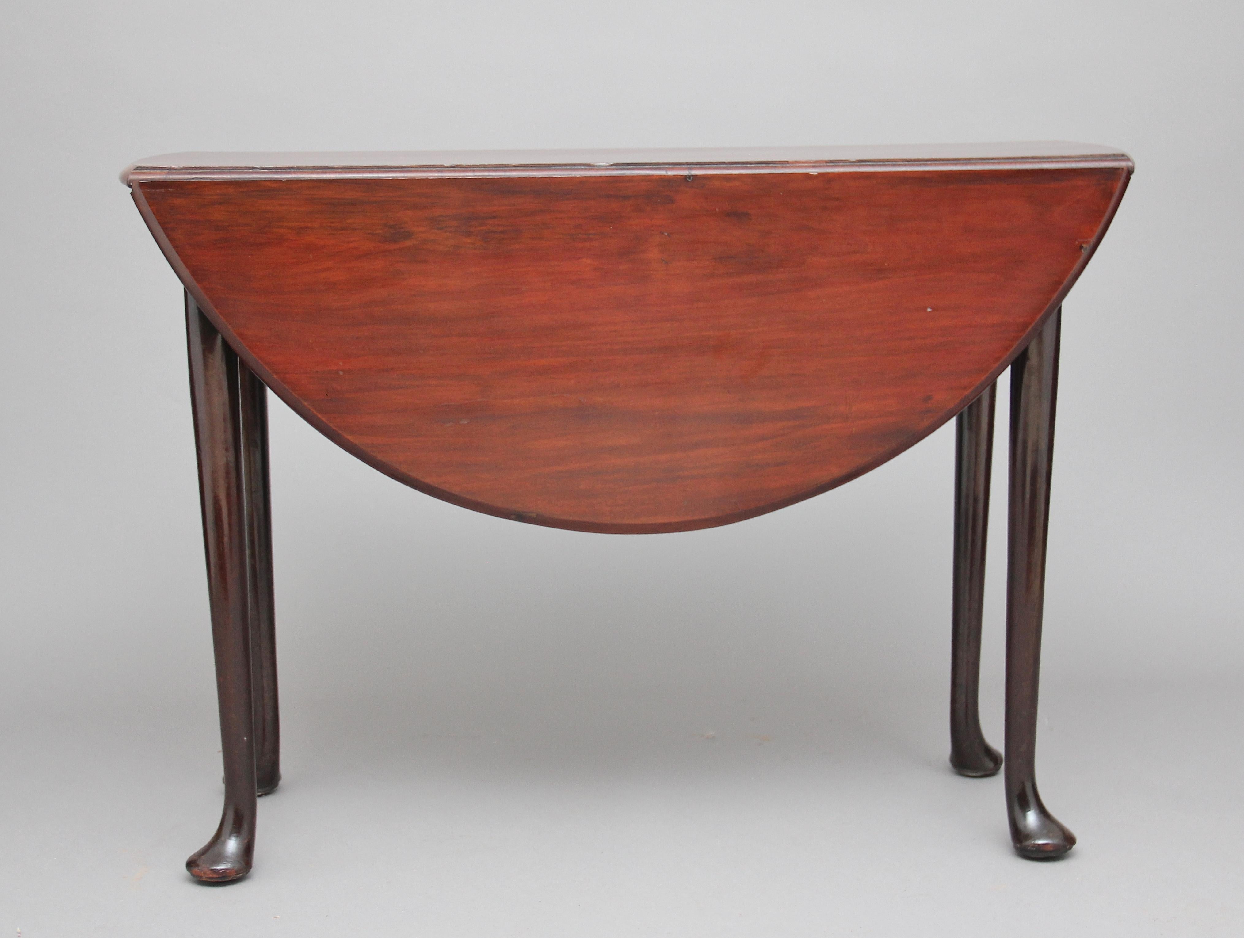 18th century Georgian mahogany drop-leaf table, with a solid top standing on turned legs with pad feet, circa 1790.