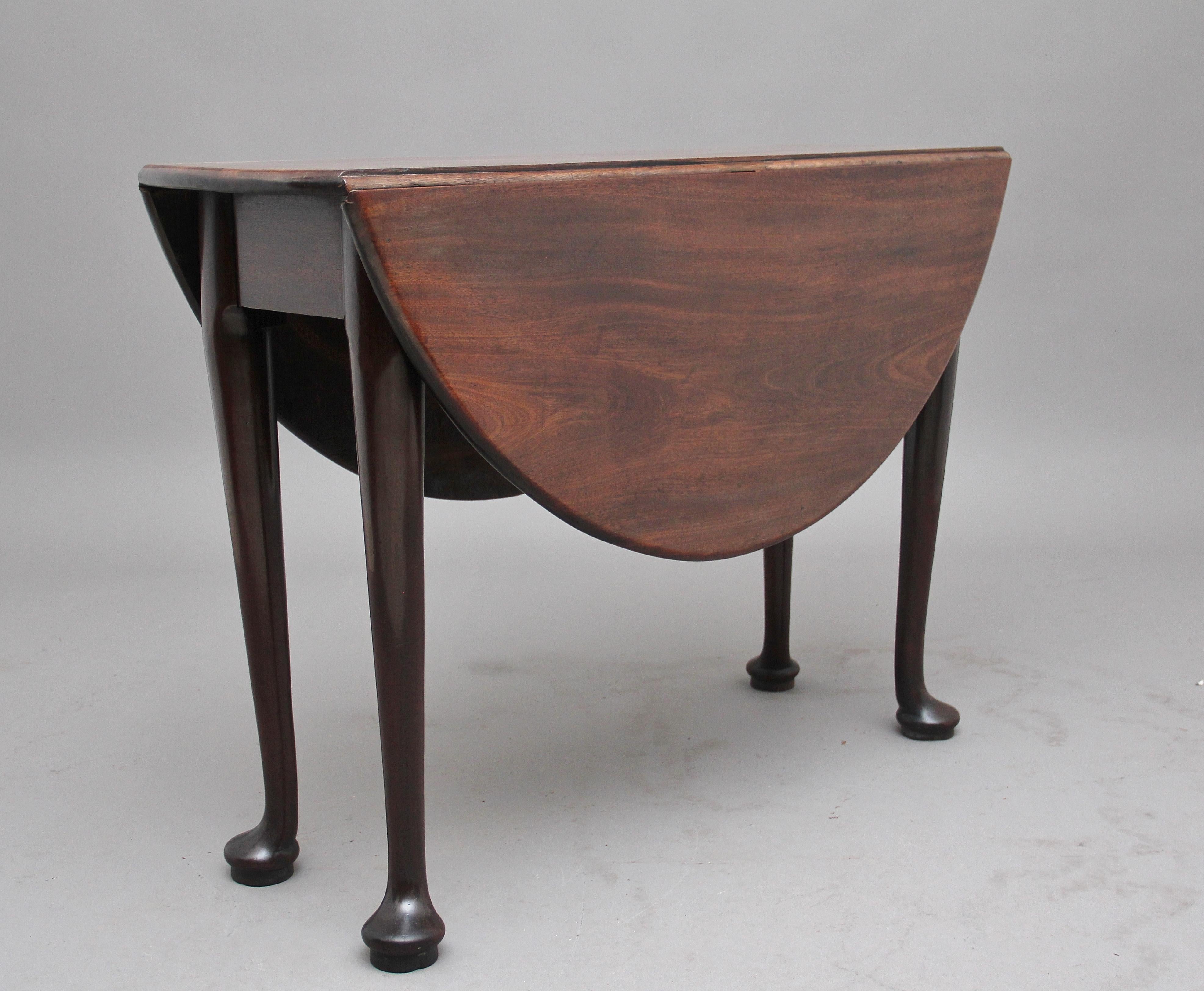18th century Georgian mahogany drop-leaf table, having a lovely figured solid top, once the leaves are fully extended the top is oval in shape, standing on turned legs with pad feet, having a lovely warm rich mahogany color and in excellent
