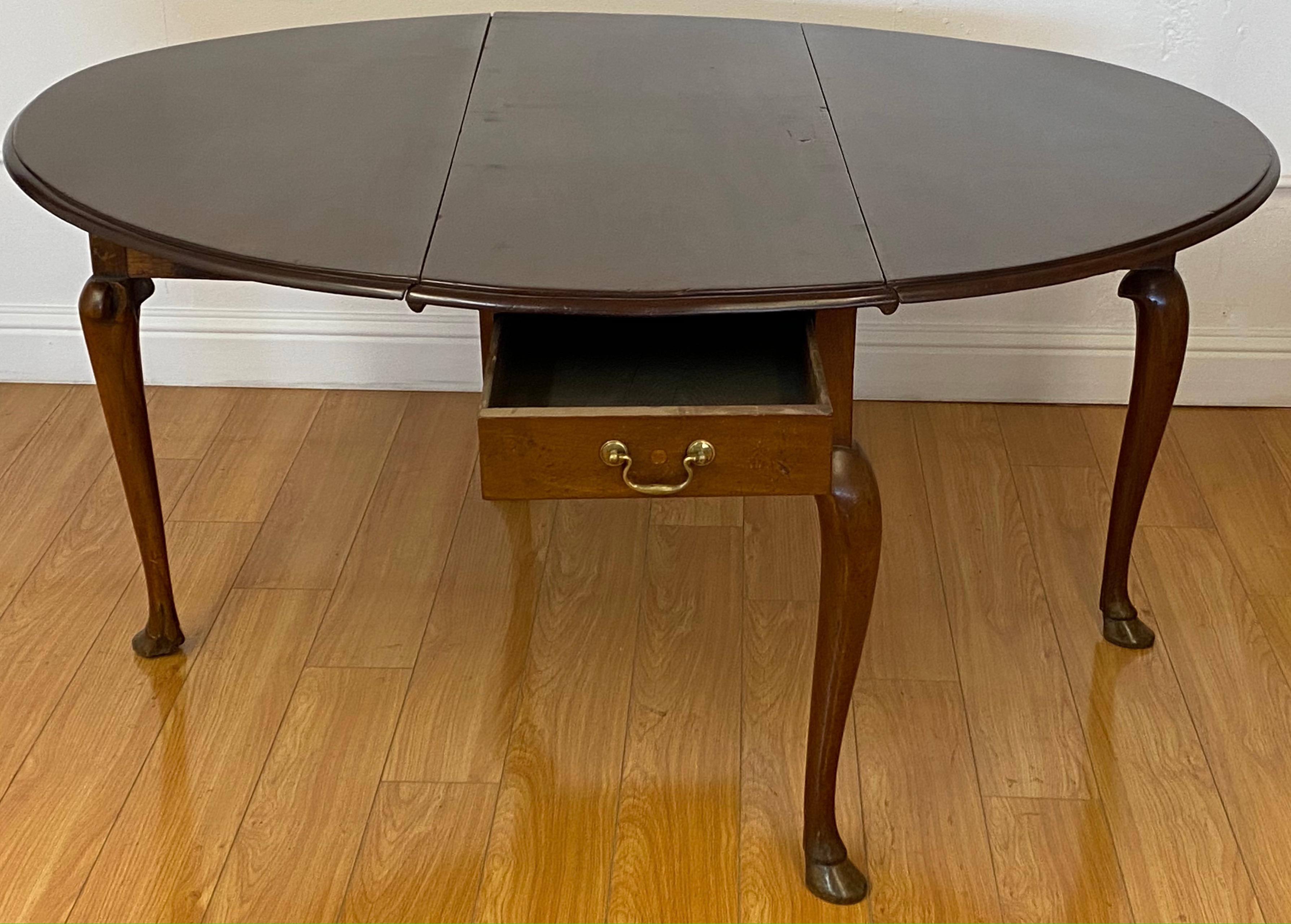 18th Century Mahogany Drop-Leaf Table with Hoof Feet In Good Condition For Sale In San Francisco, CA