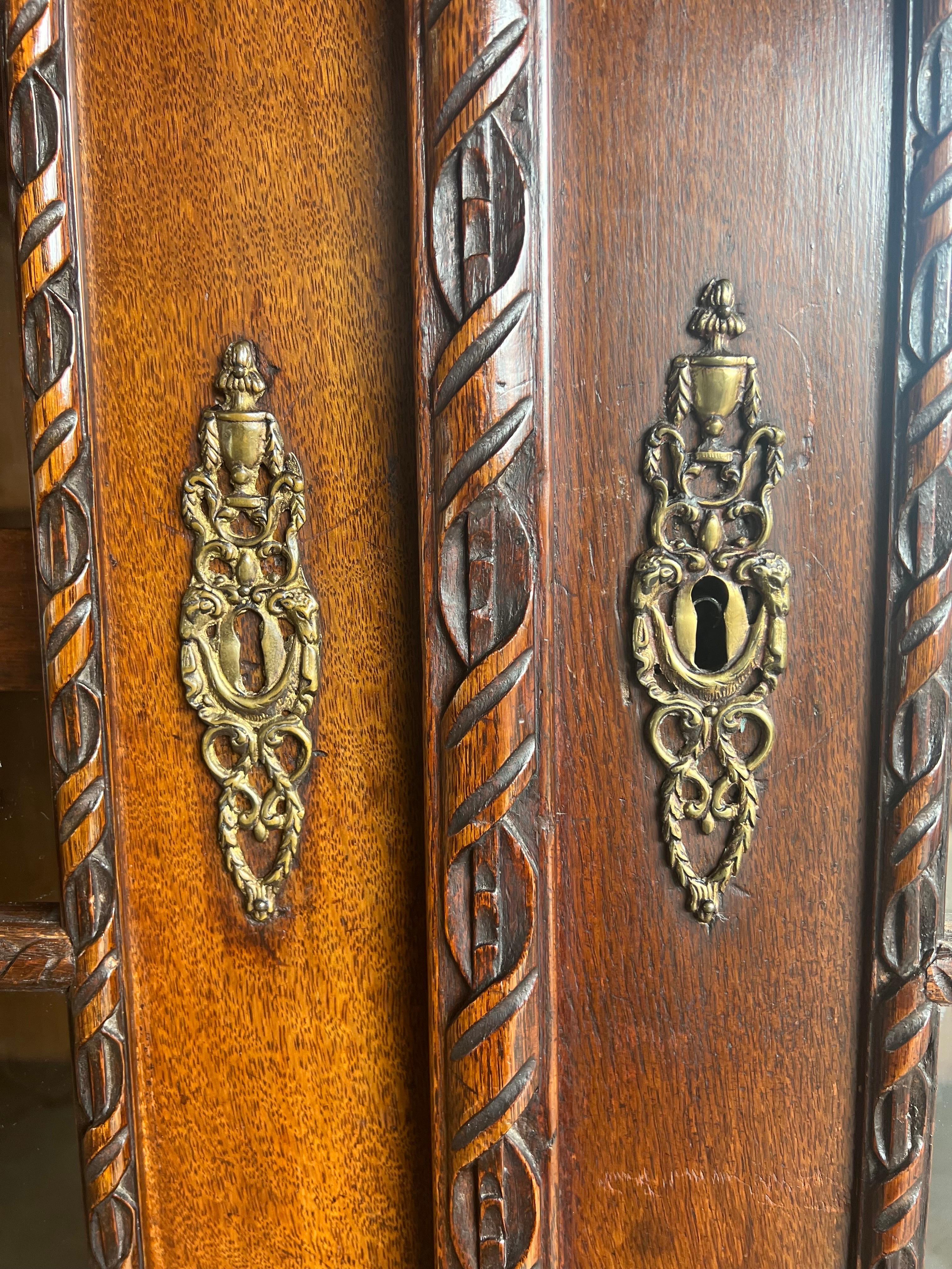 Gabinetto olandese in mogano del XVIII secolo In condizioni deteriorate in vendita a Los Angeles, CA