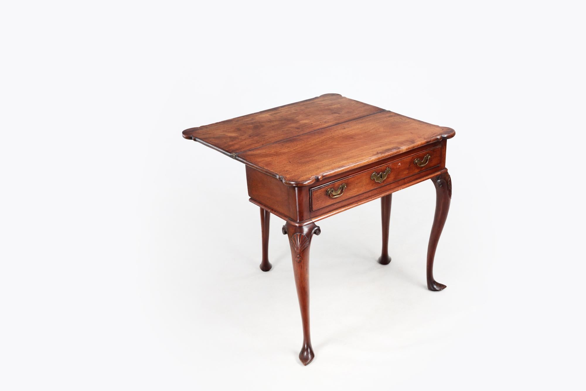 Irish 18th Century Mahogany Fold-Over Tea Table For Sale