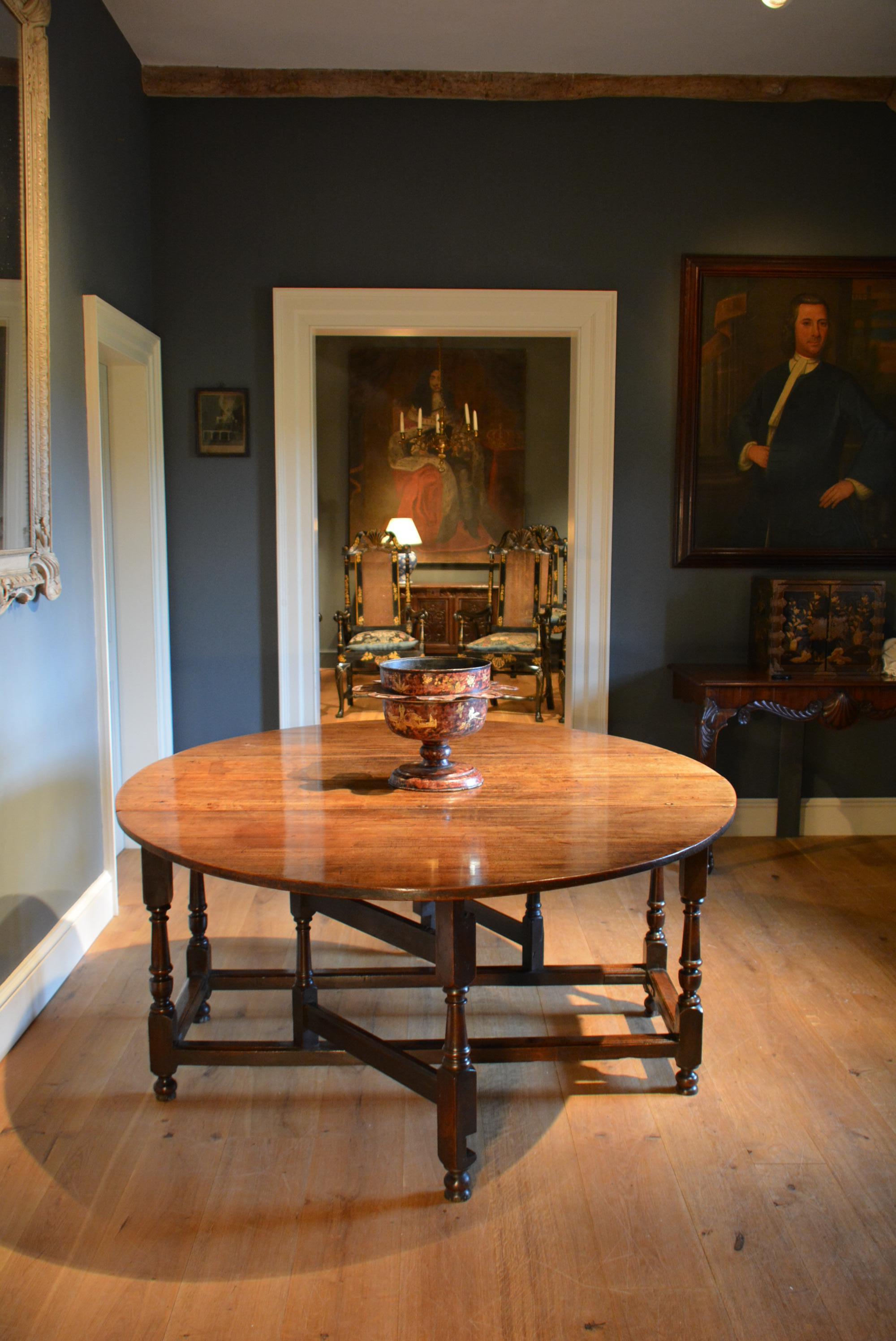 Georgian 18th Century Mahogany Gateleg Table of Exceptionally Large Size For Sale