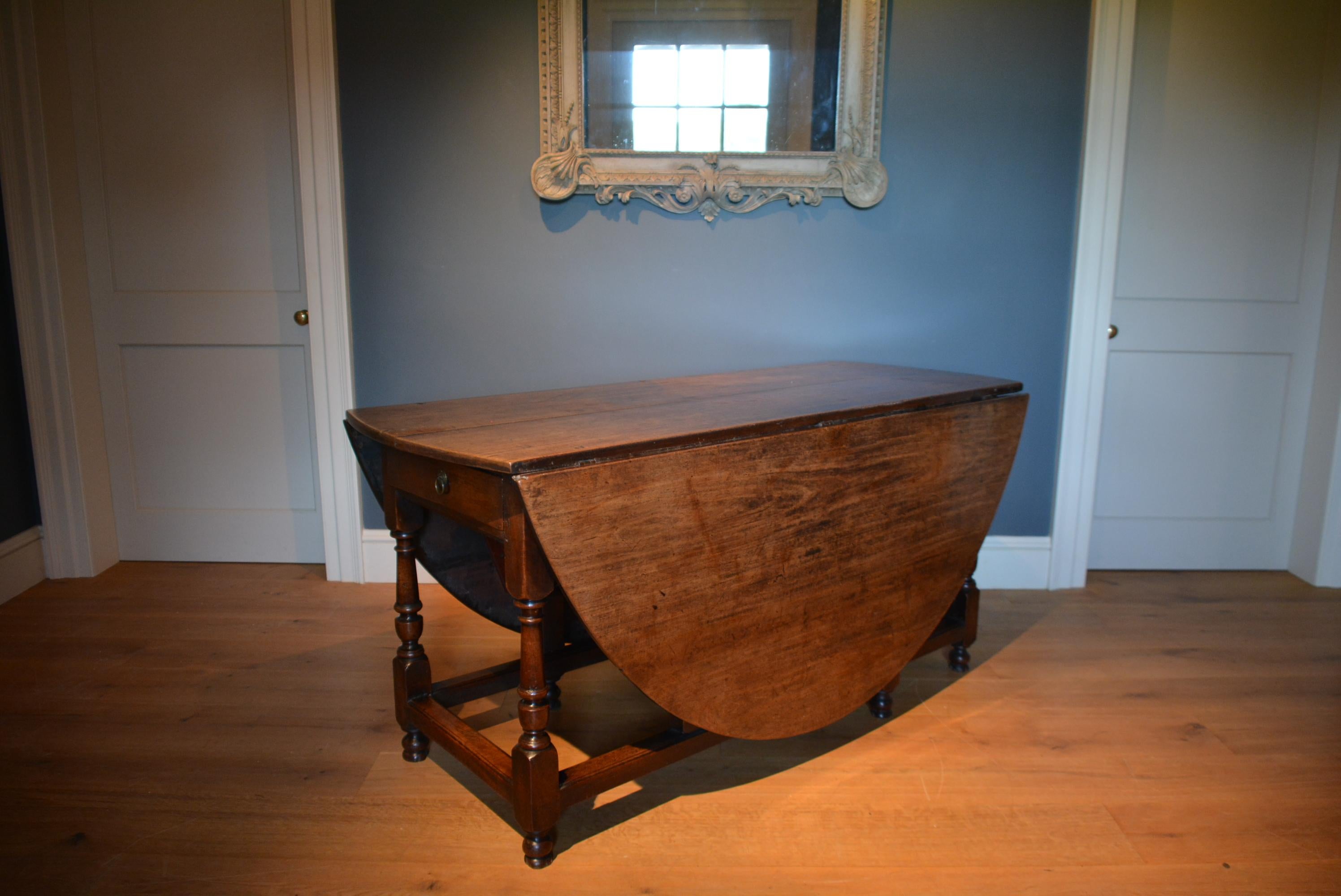English 18th Century Mahogany Gateleg Table of Exceptionally Large Size For Sale