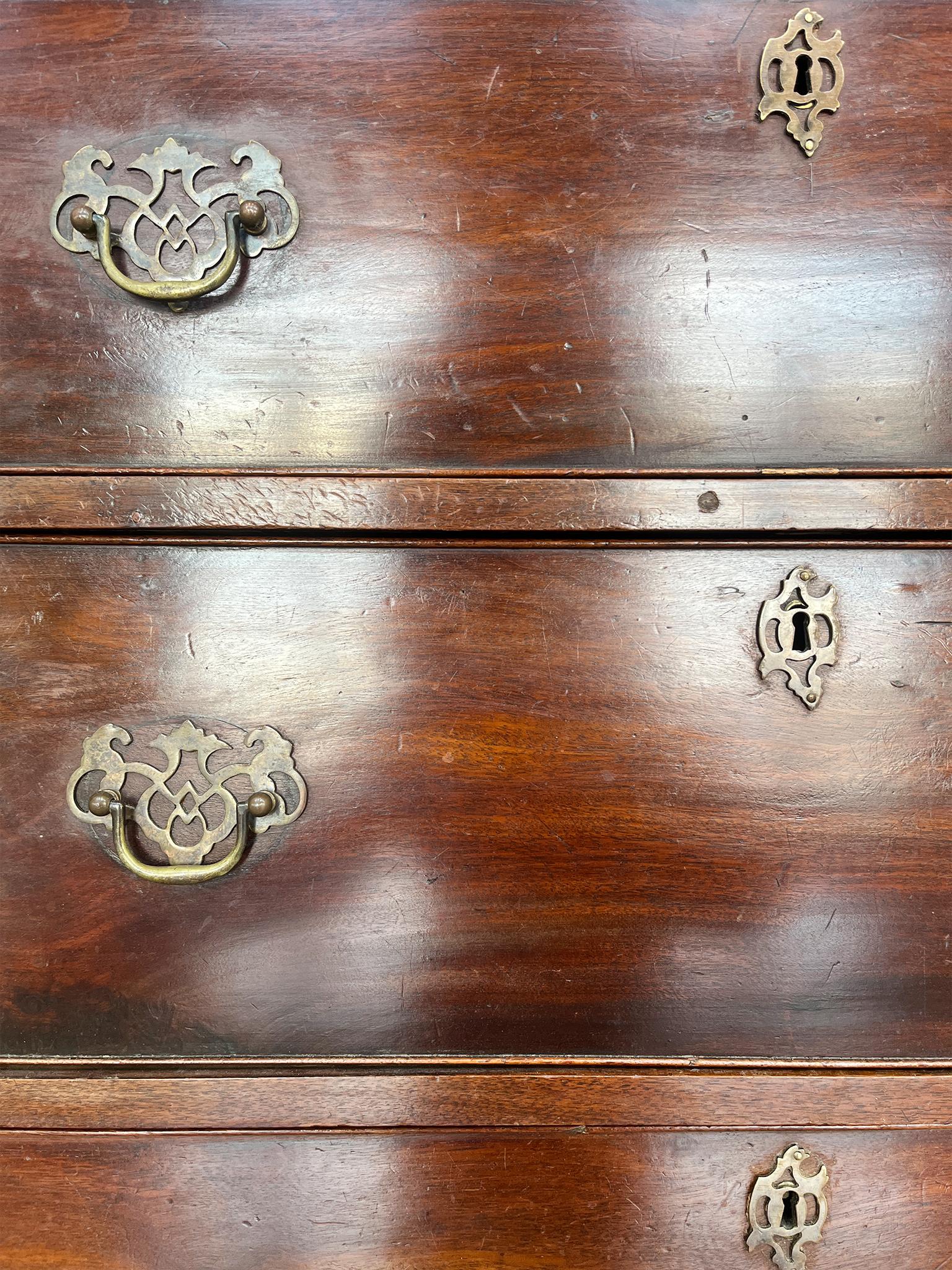 Cassettiera George II in mogano del XVIII secolo In condizioni buone in vendita a New York, NY