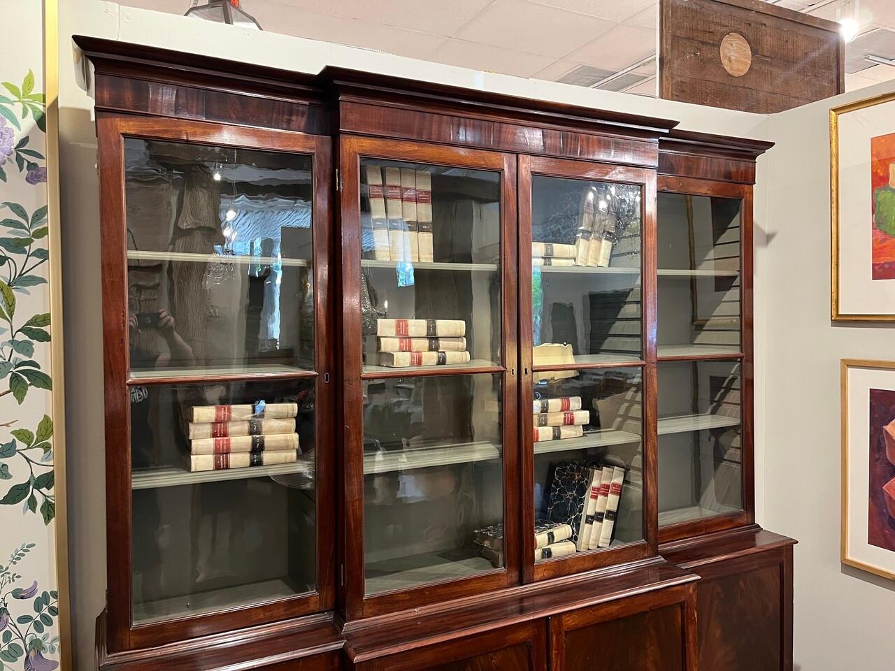 Mobile da biblioteca irlandese in mogano del XVIII secolo con vetro originale. Caratterizzato da intarsi in mogano a fiamma.  L'interno dell'armadio è stato ristrutturato e meticolosamente dipinto. Un pezzo bellissimo!
                              