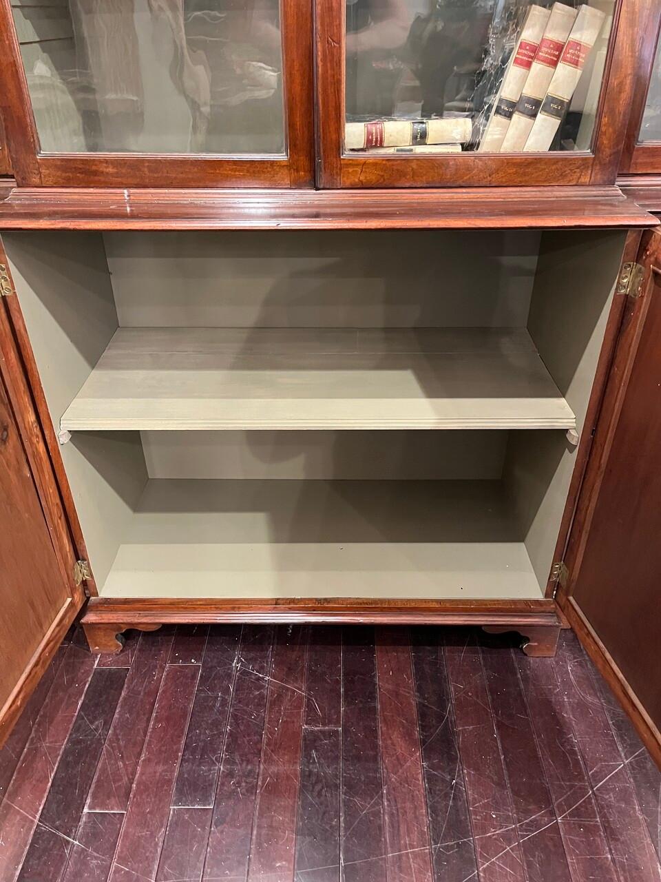 Nordirlandese Mobile da biblioteca irlandese in mogano del XVIII secolo con vetro originale in vendita
