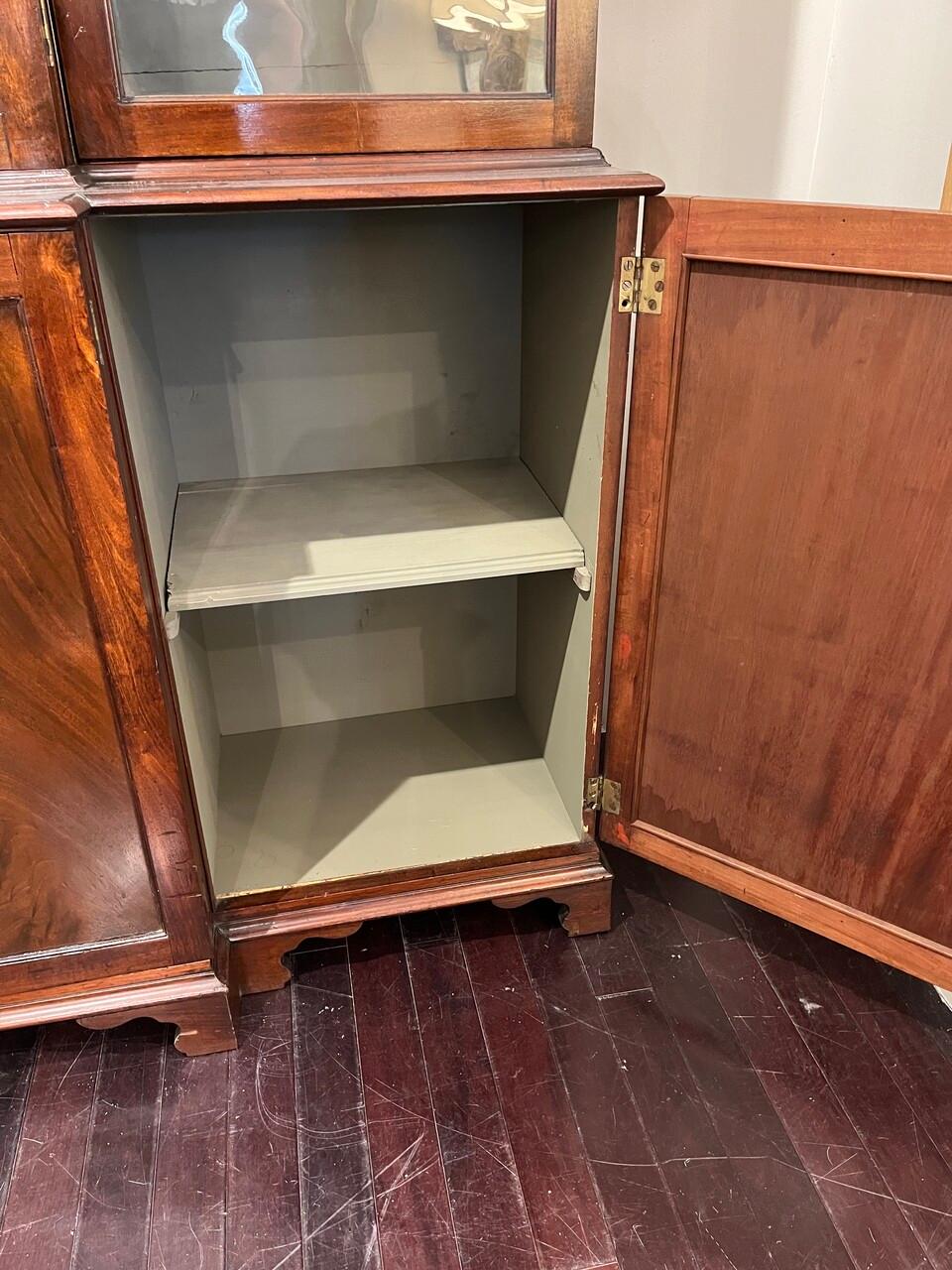 Fino al XVIII secolo Mobile da biblioteca irlandese in mogano del XVIII secolo con vetro originale in vendita