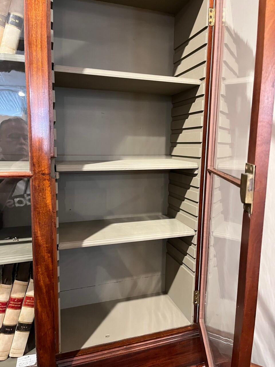 Mobile da biblioteca irlandese in mogano del XVIII secolo con vetro originale in vendita 1