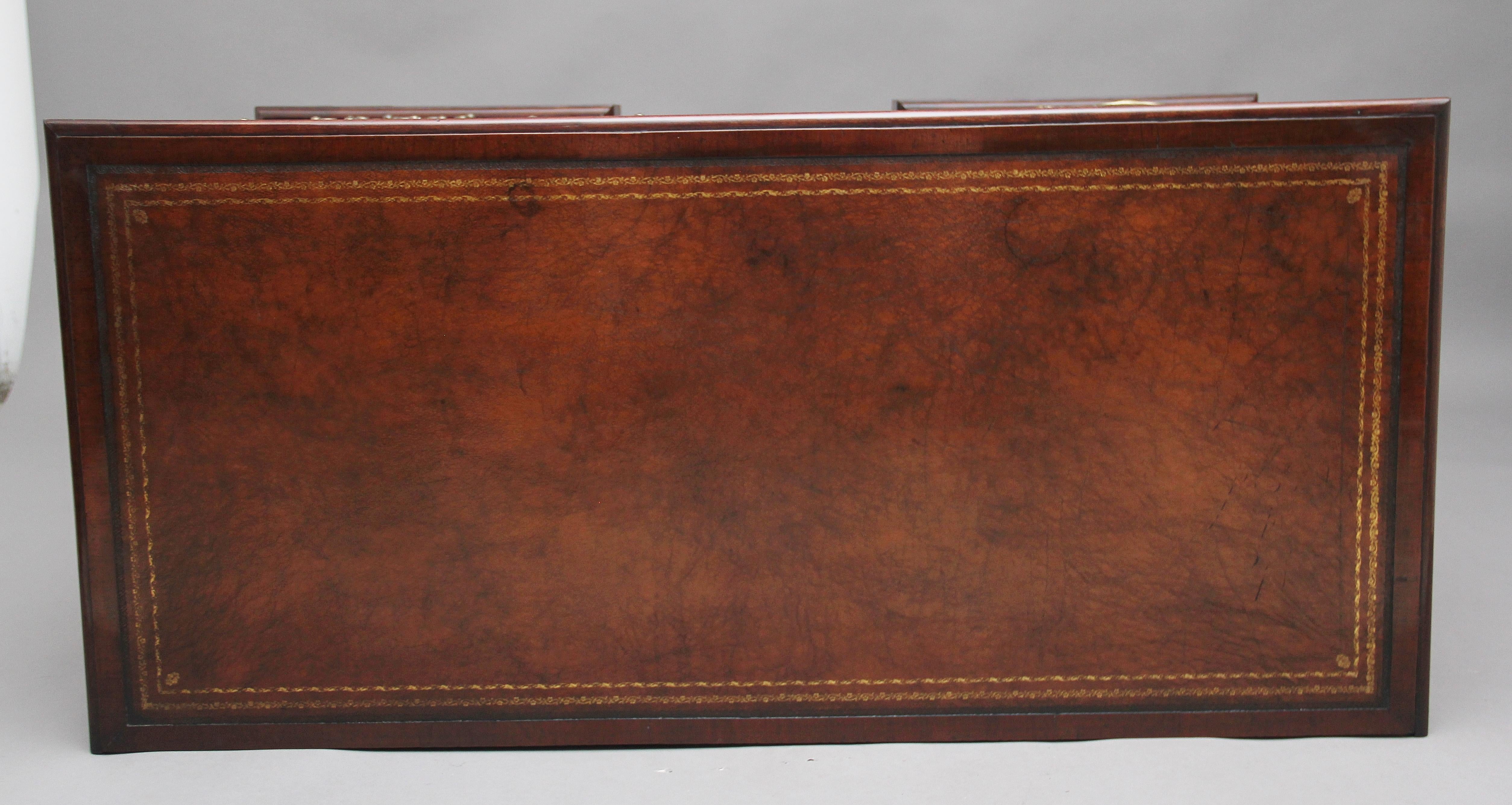 18th Century Mahogany Kneehole Desk For Sale 4
