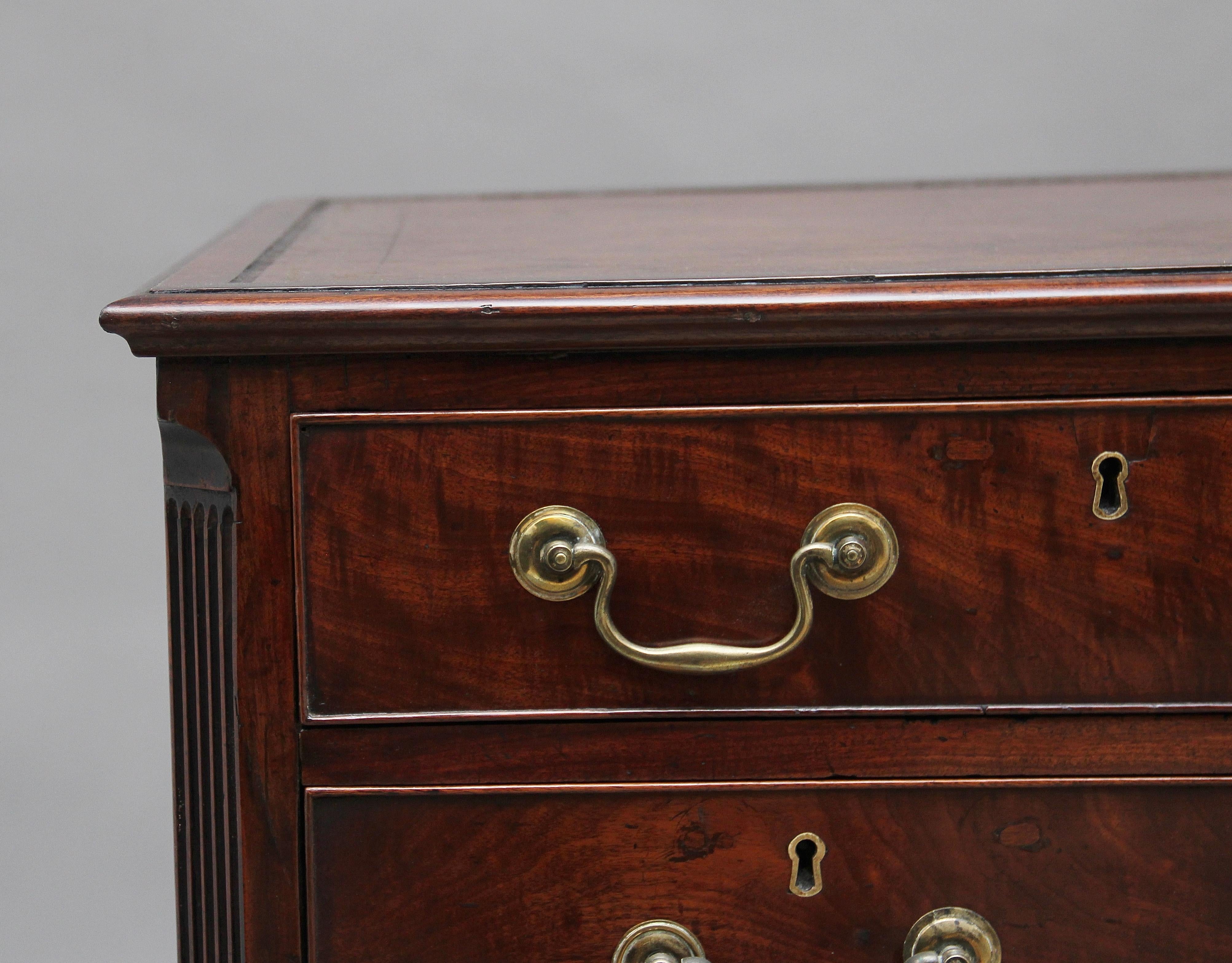 18th Century Mahogany Kneehole Desk For Sale 5