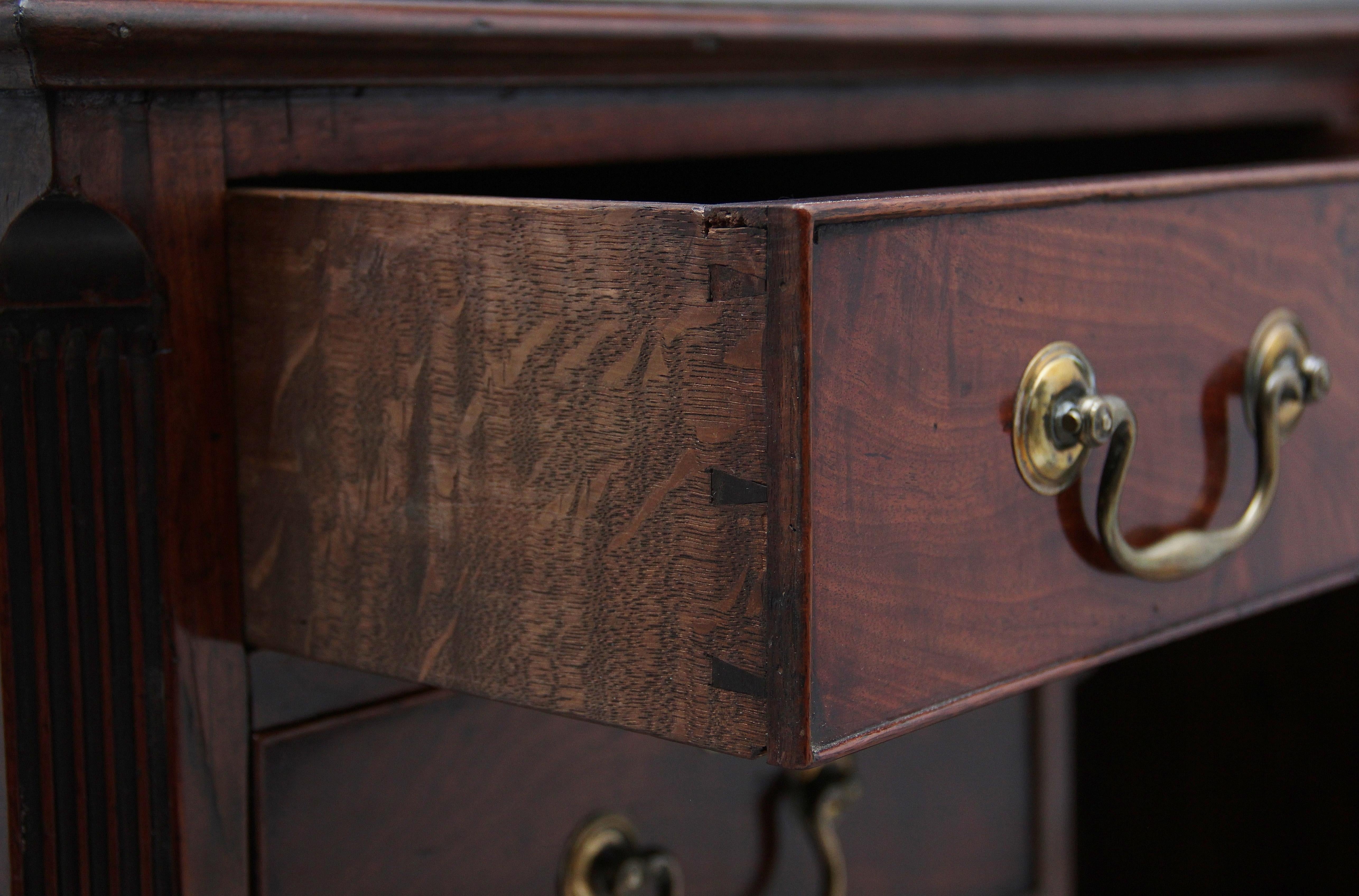 18th Century Mahogany Kneehole Desk For Sale 6