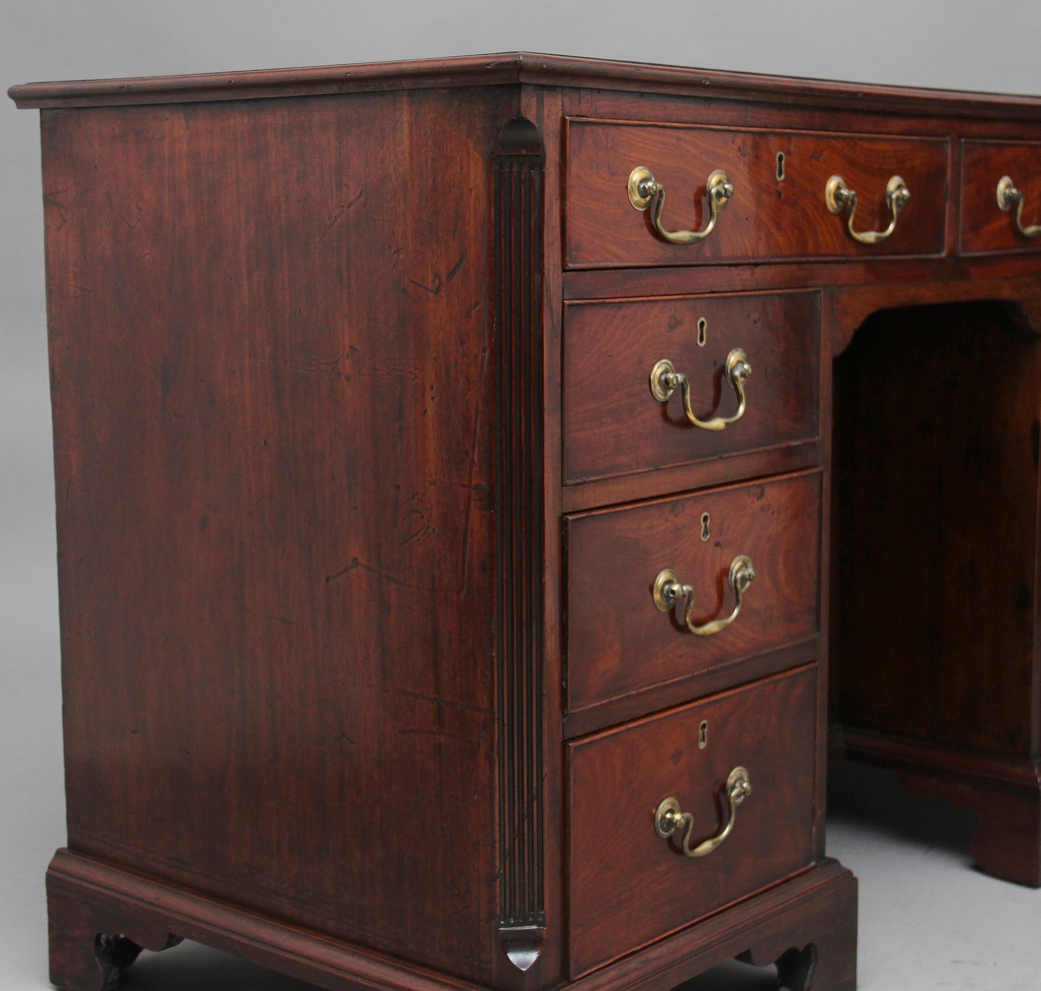 18th Century Mahogany Kneehole Desk For Sale 7