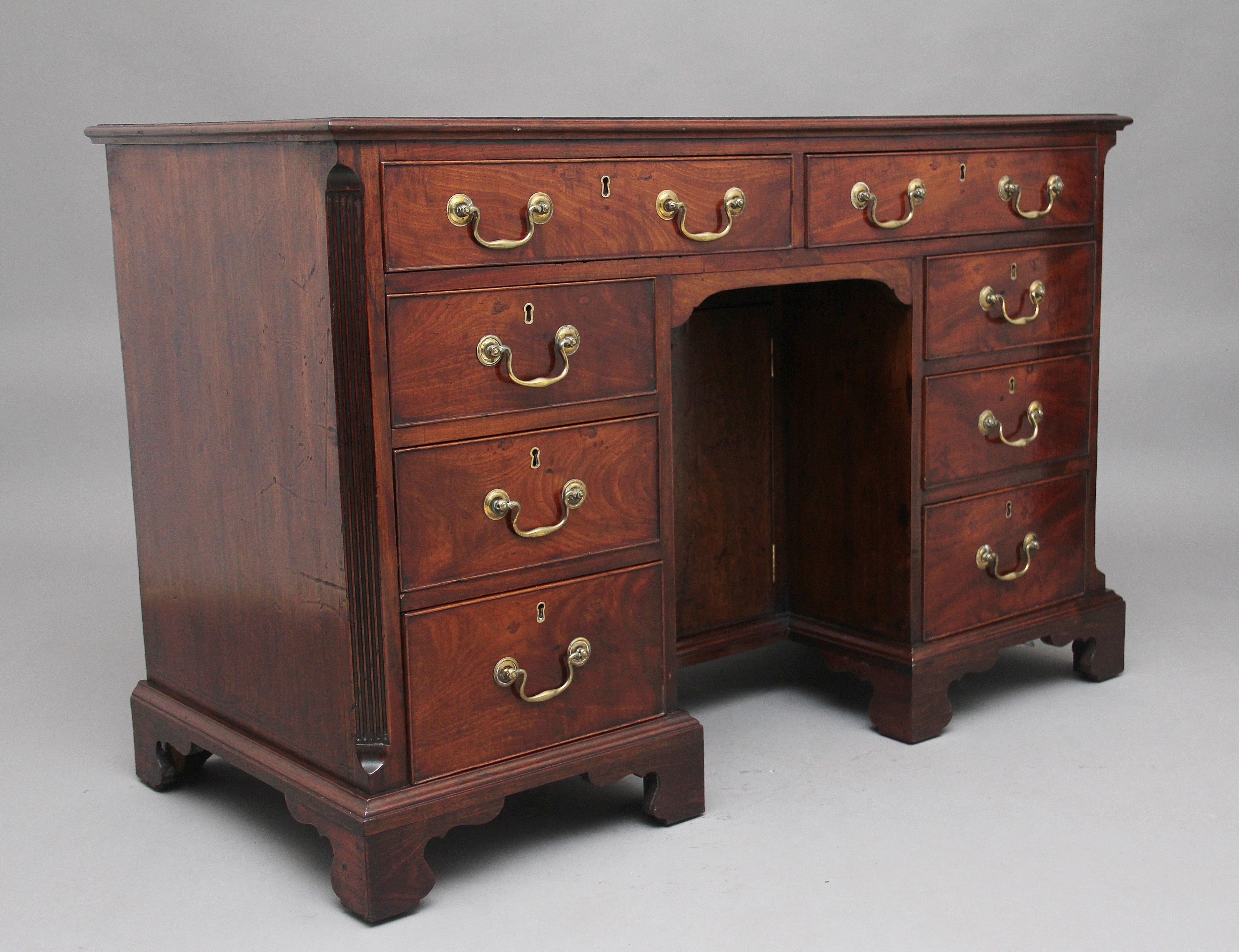 18th Century Mahogany Kneehole Desk In Good Condition For Sale In Martlesham, GB