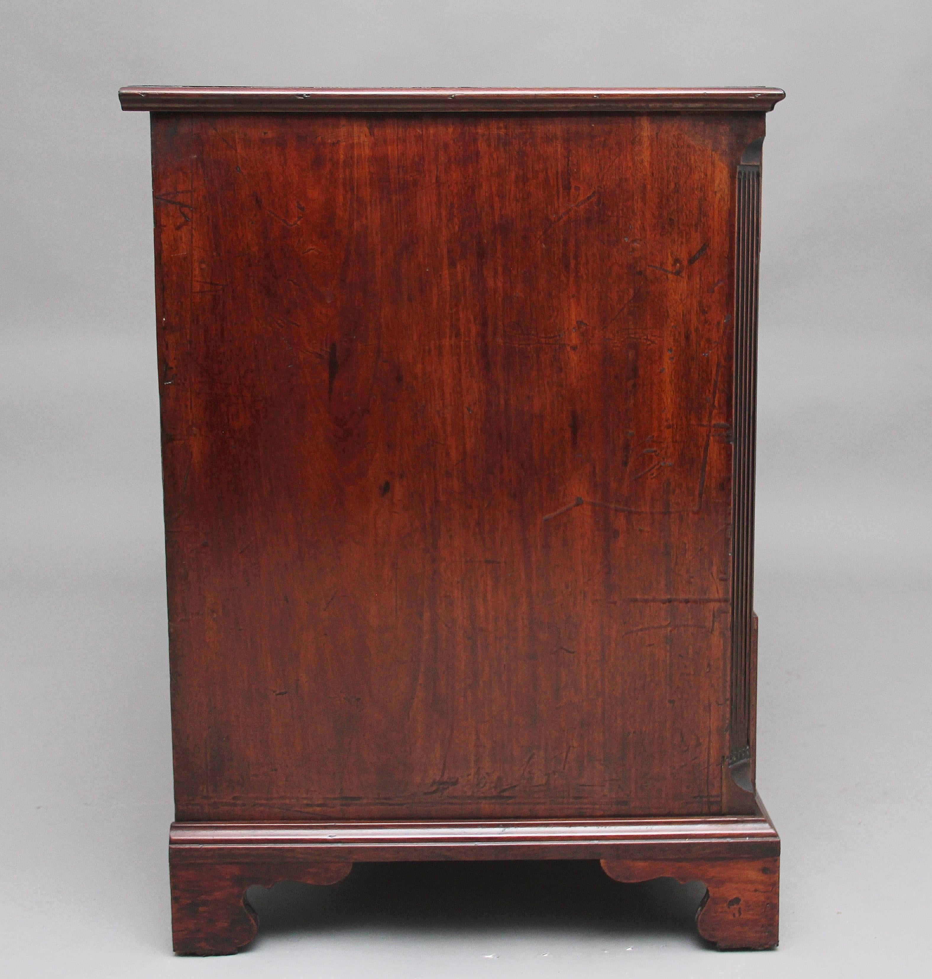 18th Century Mahogany Kneehole Desk For Sale 1
