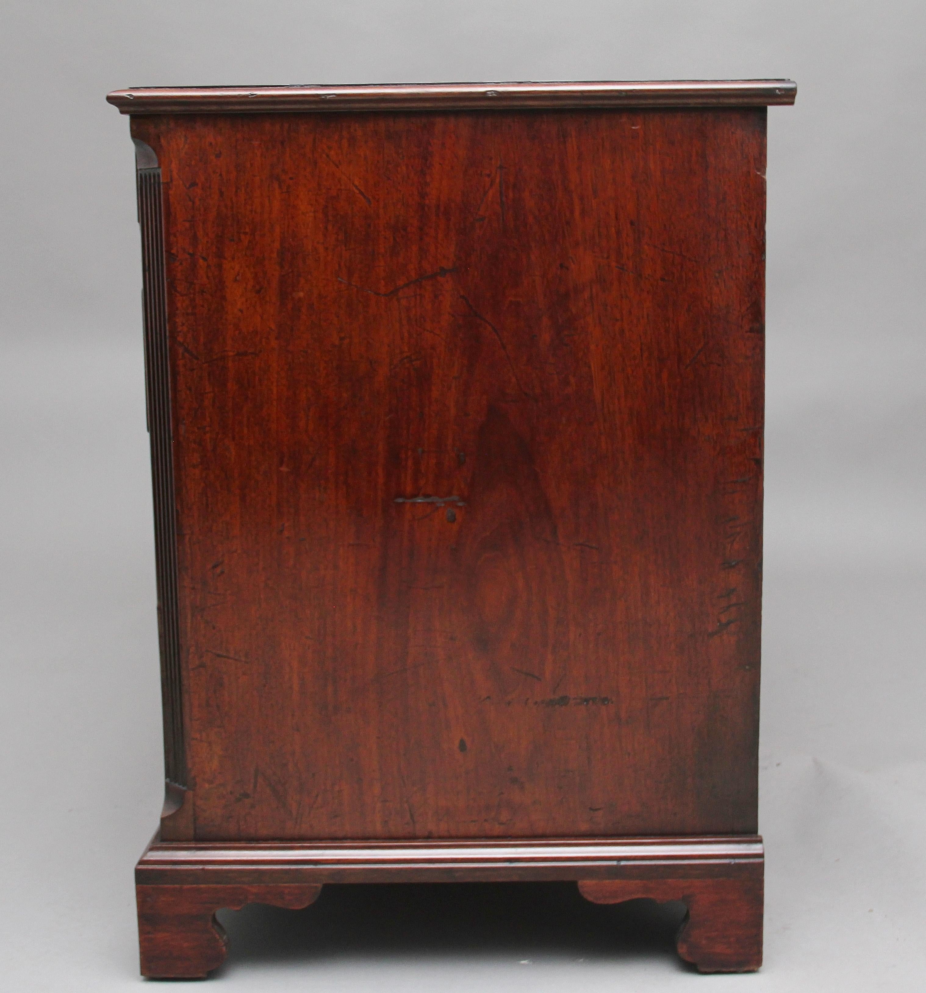 18th Century Mahogany Kneehole Desk For Sale 3