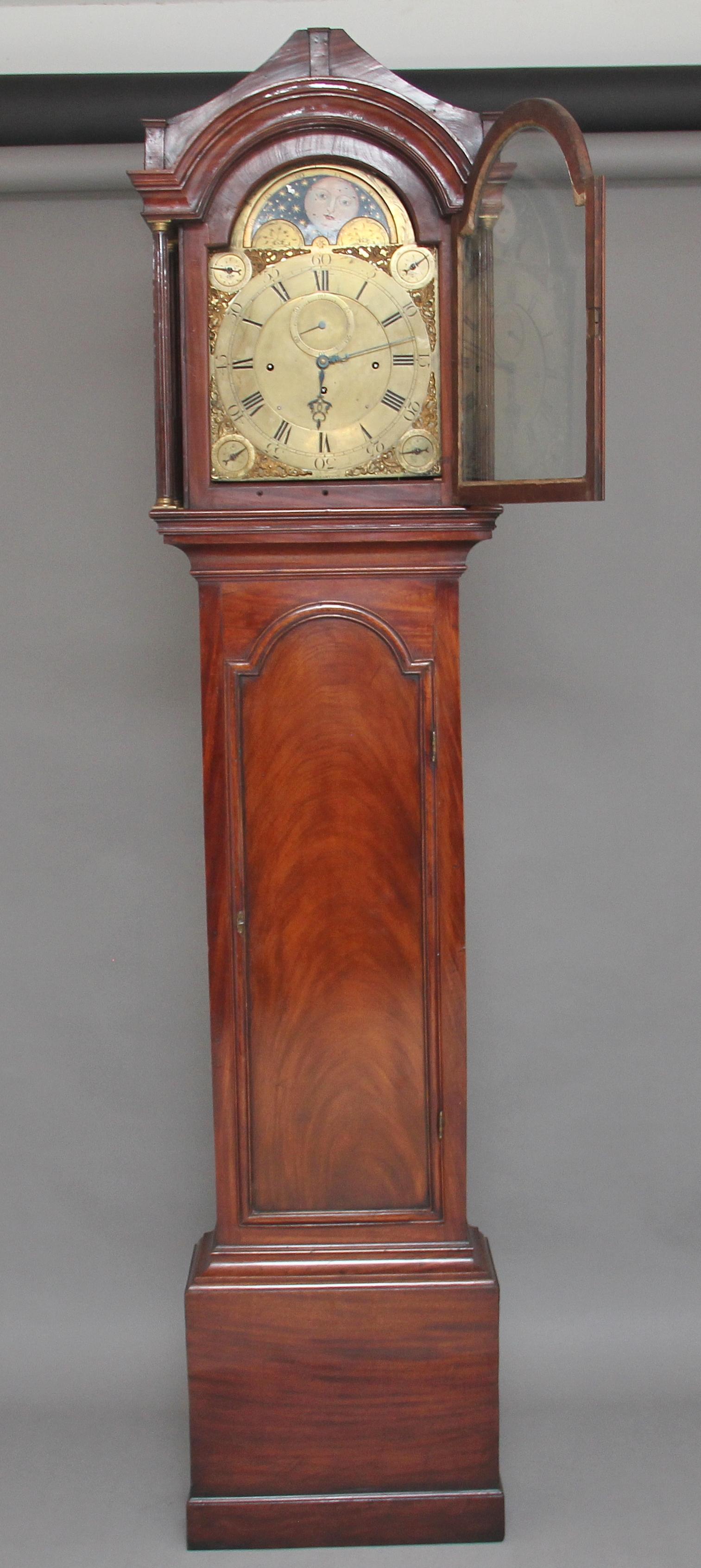 horloge de parquet en acajou du 18ème siècle par John Wood de Grantham (connu pour avoir travaillé de 1753 à 1797) une imposante horloge en acajou avec phase de lune, carillon de quart et fonctions jour/date. Le cadran en laiton comporte des