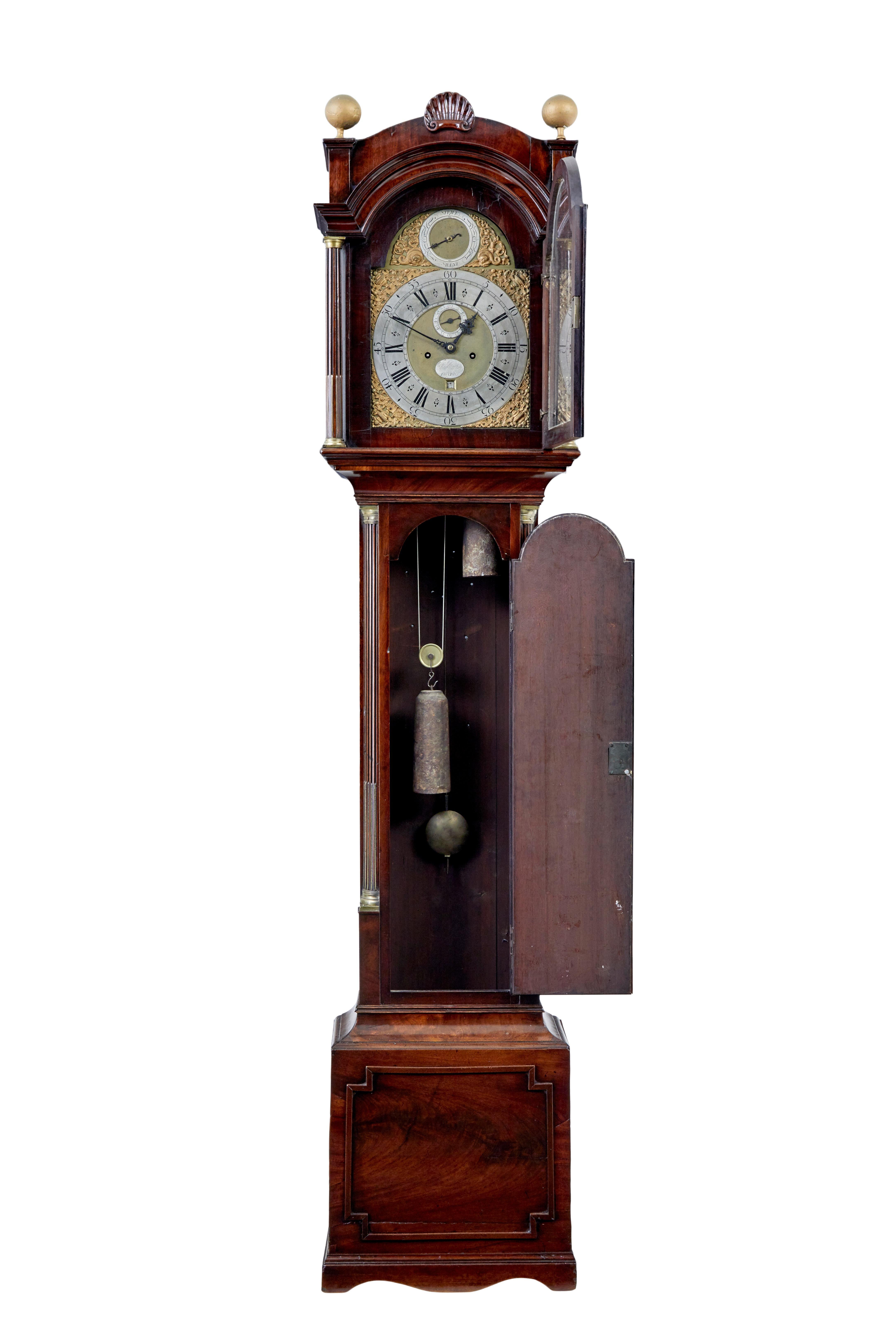 Mahagoni Standuhr aus dem späten 18. Jahrhundert John Purden London um 1790.

Georgianische Standuhr aus Mahagoni um 1790. Uhrwerk hergestellt und signiert von dem bekannten Uhrmacher John Purden aus London. Uhrwerk mit römischen und arabischen