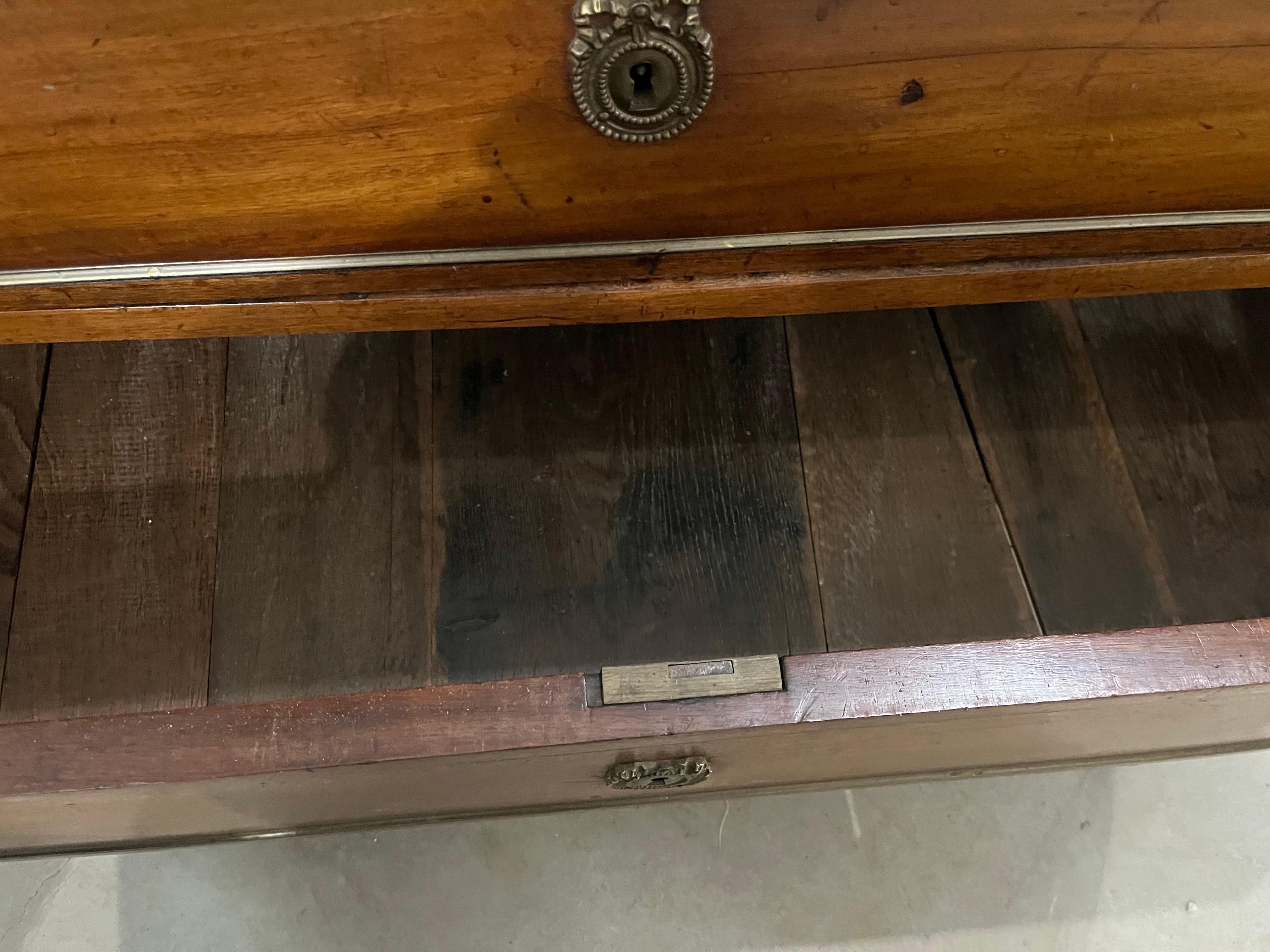 Commode / Commode Louis XVI du 18ème siècle en acajou avec marbre en vente 3