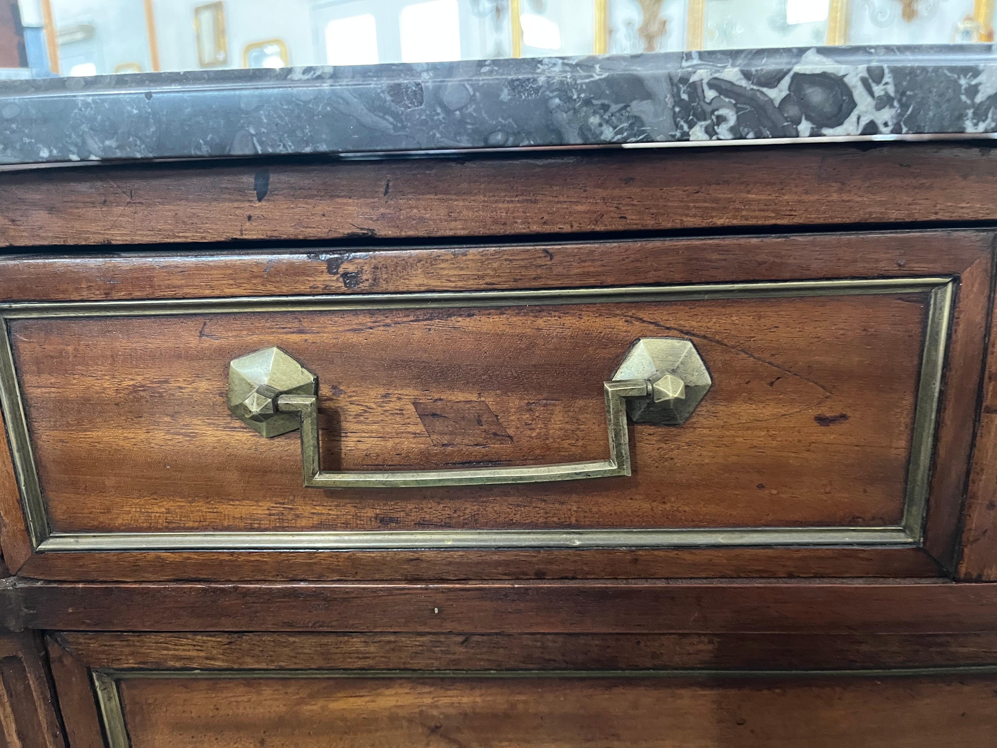 Commode / Commode Louis XVI du 18ème siècle en acajou avec marbre en vente 4