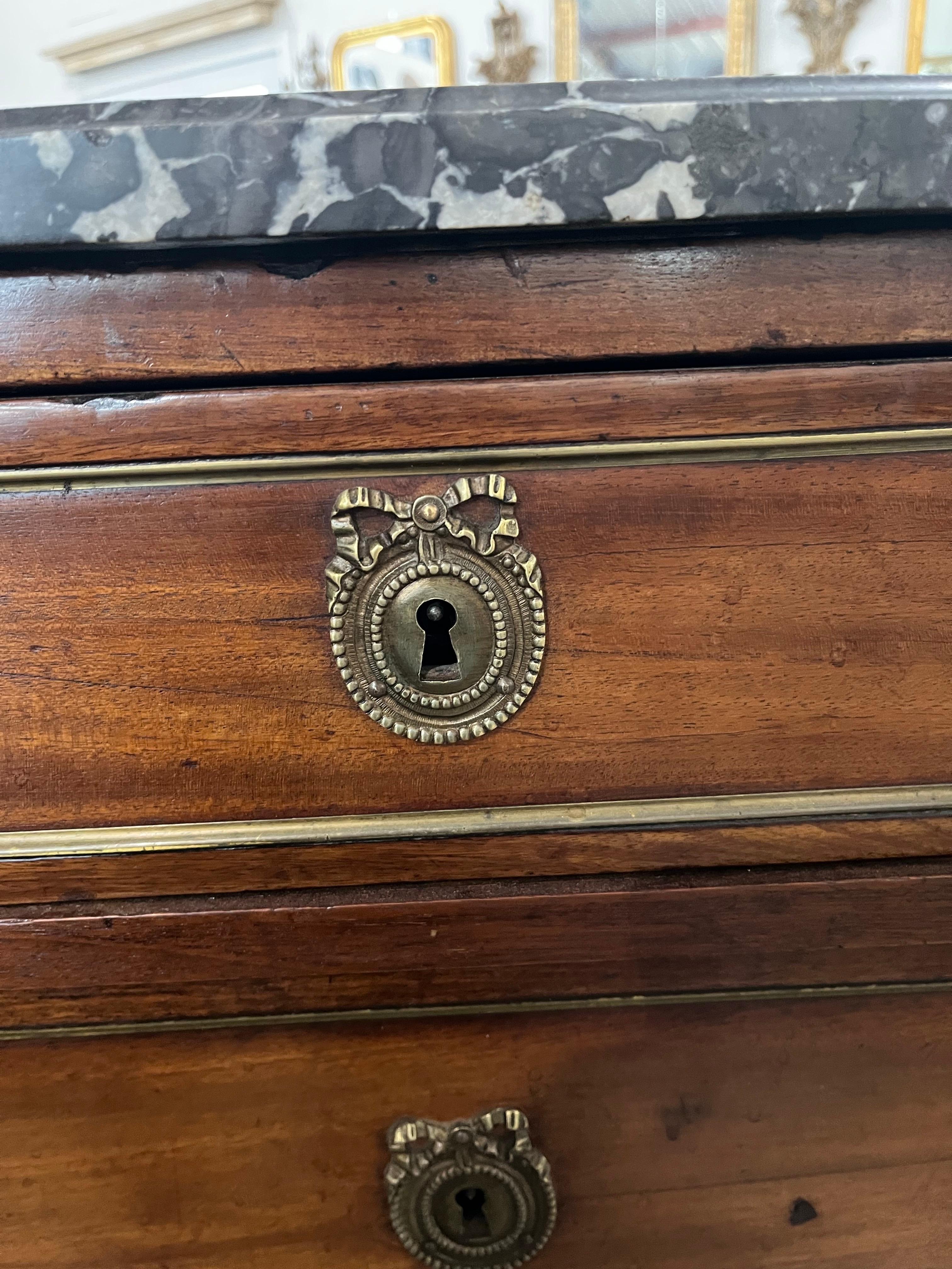 Commode / Commode Louis XVI du 18ème siècle en acajou avec marbre en vente 5